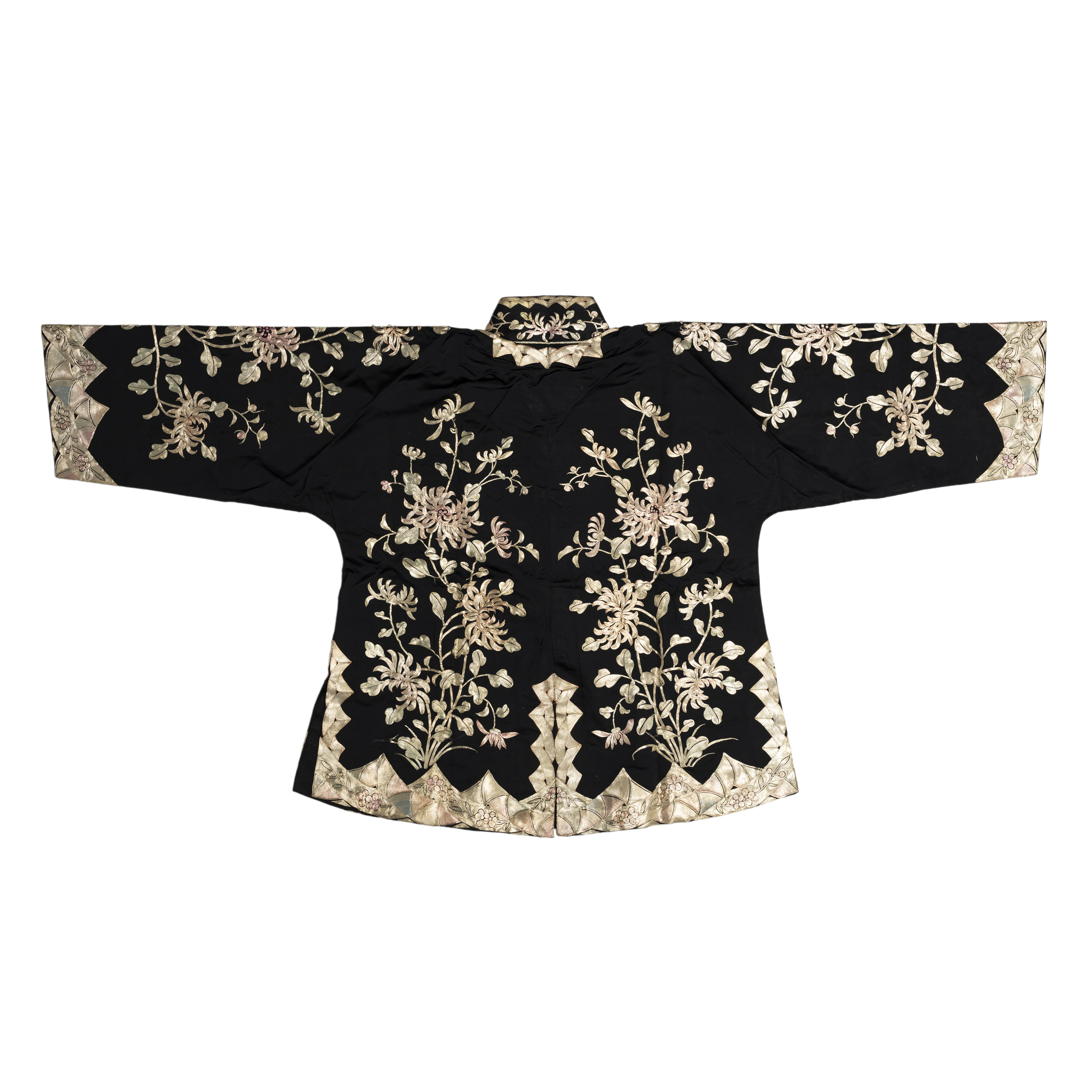 A Chinese embroidered wedding robe jacket and skirt 1930s Comprising a slim-sleeve jacket of bl... - Image 3 of 5