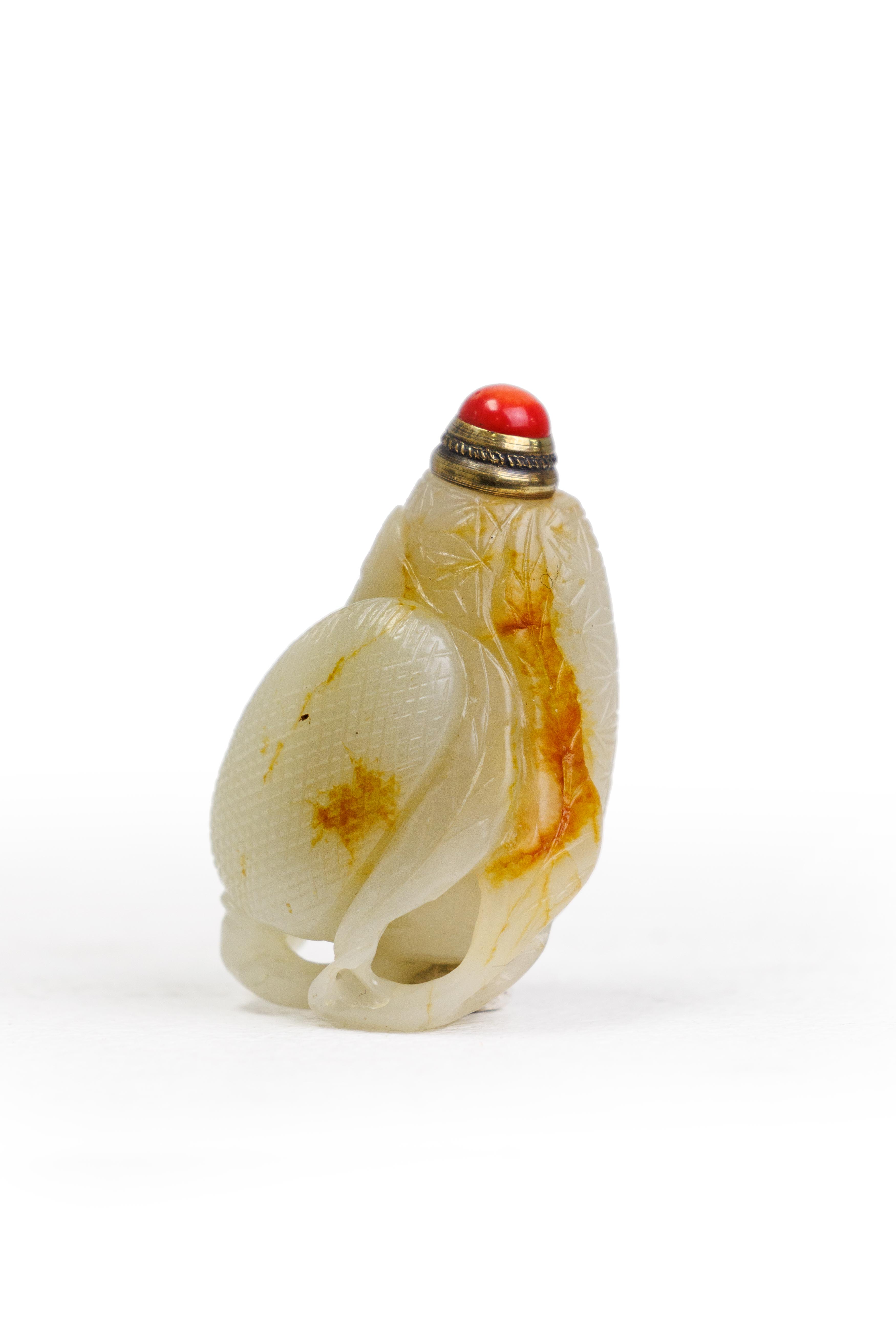A Chinese pale green and russet jade 'lychees' snuff bottle Qing dynasty, 18th/19th century Car... - Image 2 of 3