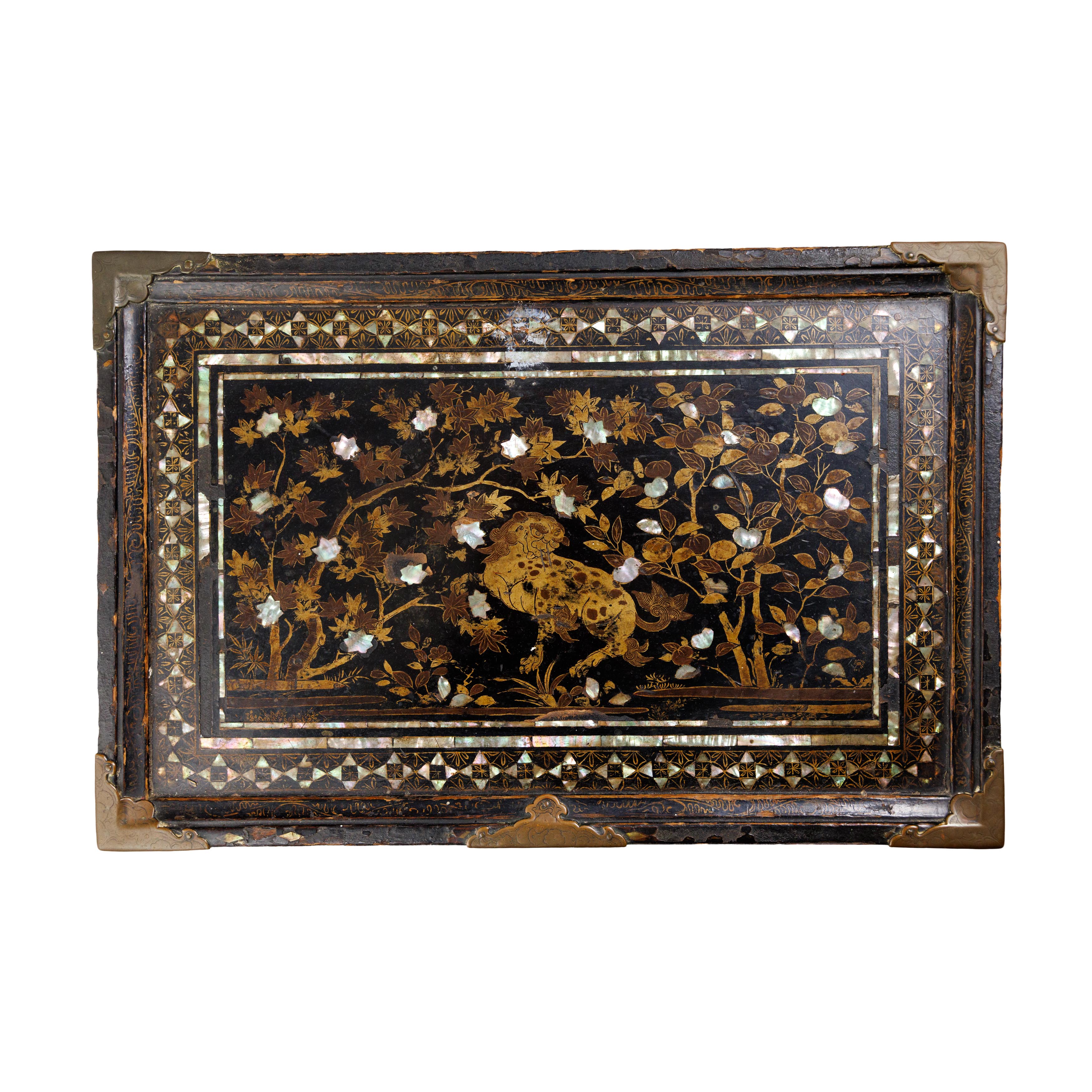 A Japanese Namban black lacquered, mother of pearl inlaid and gilt decorated cabinet Momoyama pe... - Image 5 of 5