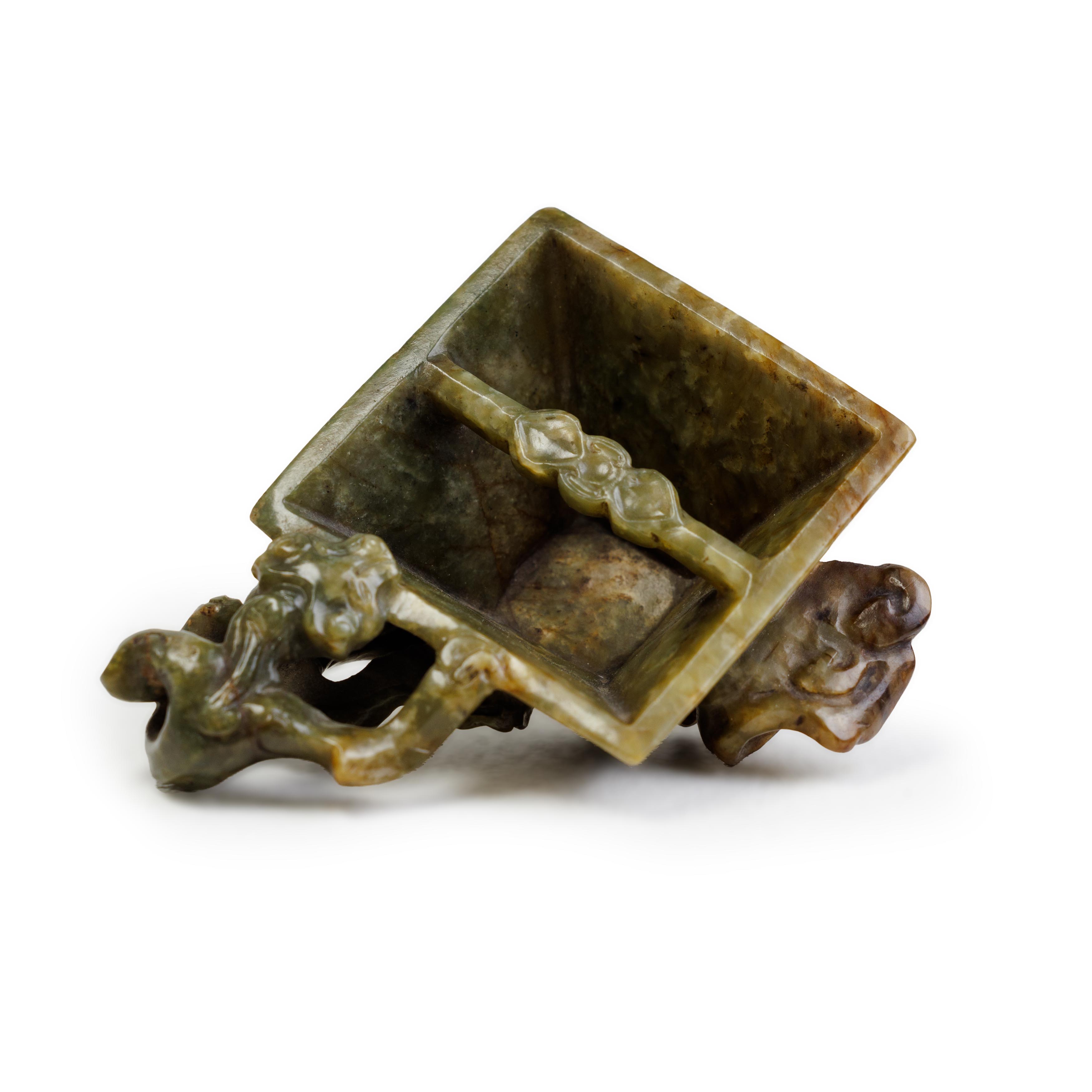 A Chinese green and russet jade 'chilong and lingzhi' rice grain measure Late Ming/early Qing dy... - Image 3 of 3