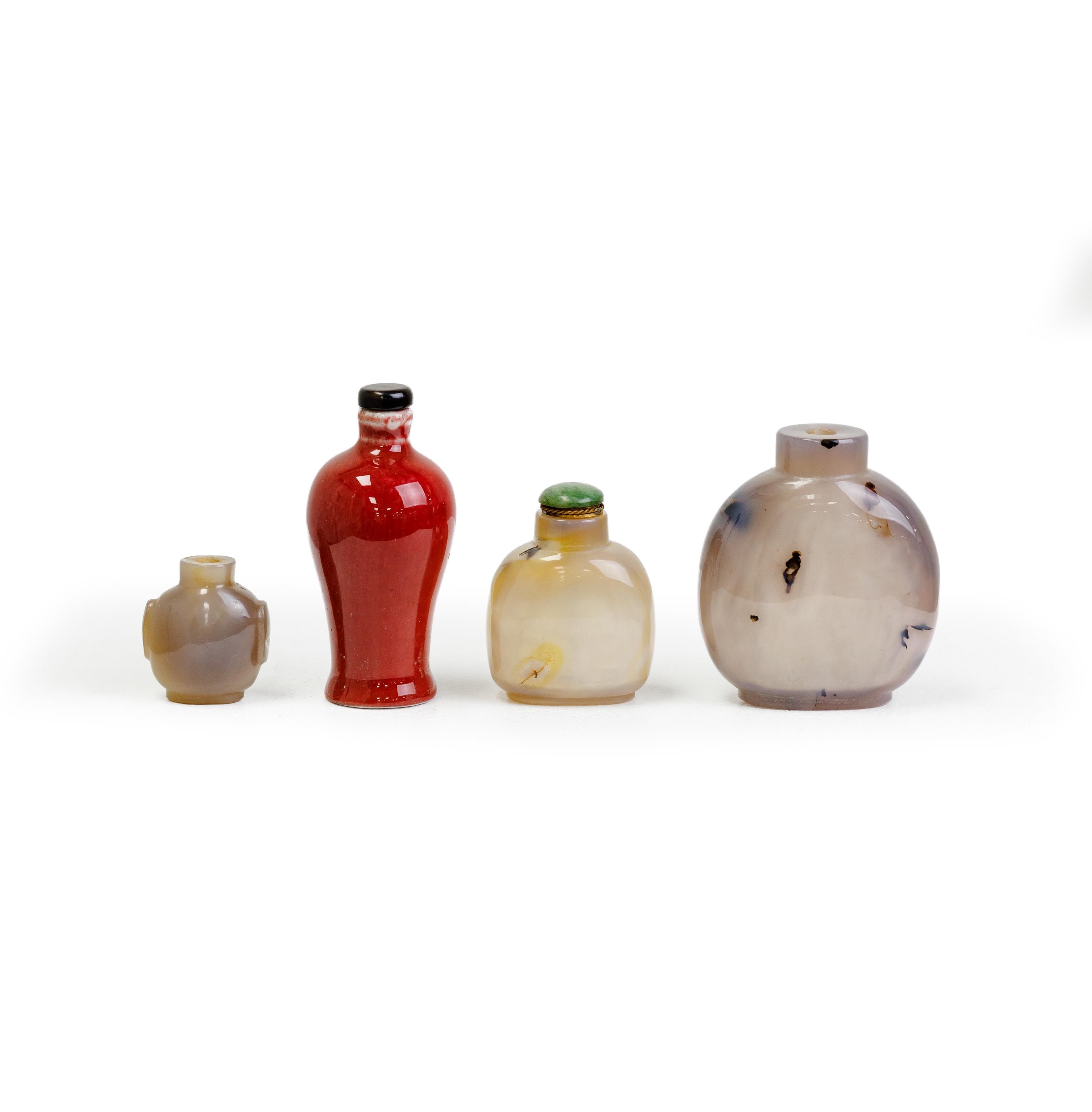 Seven Chinese agate snuff bottles Late Qing dynasty-20th century Of various sizes and shapes, w... - Image 3 of 3