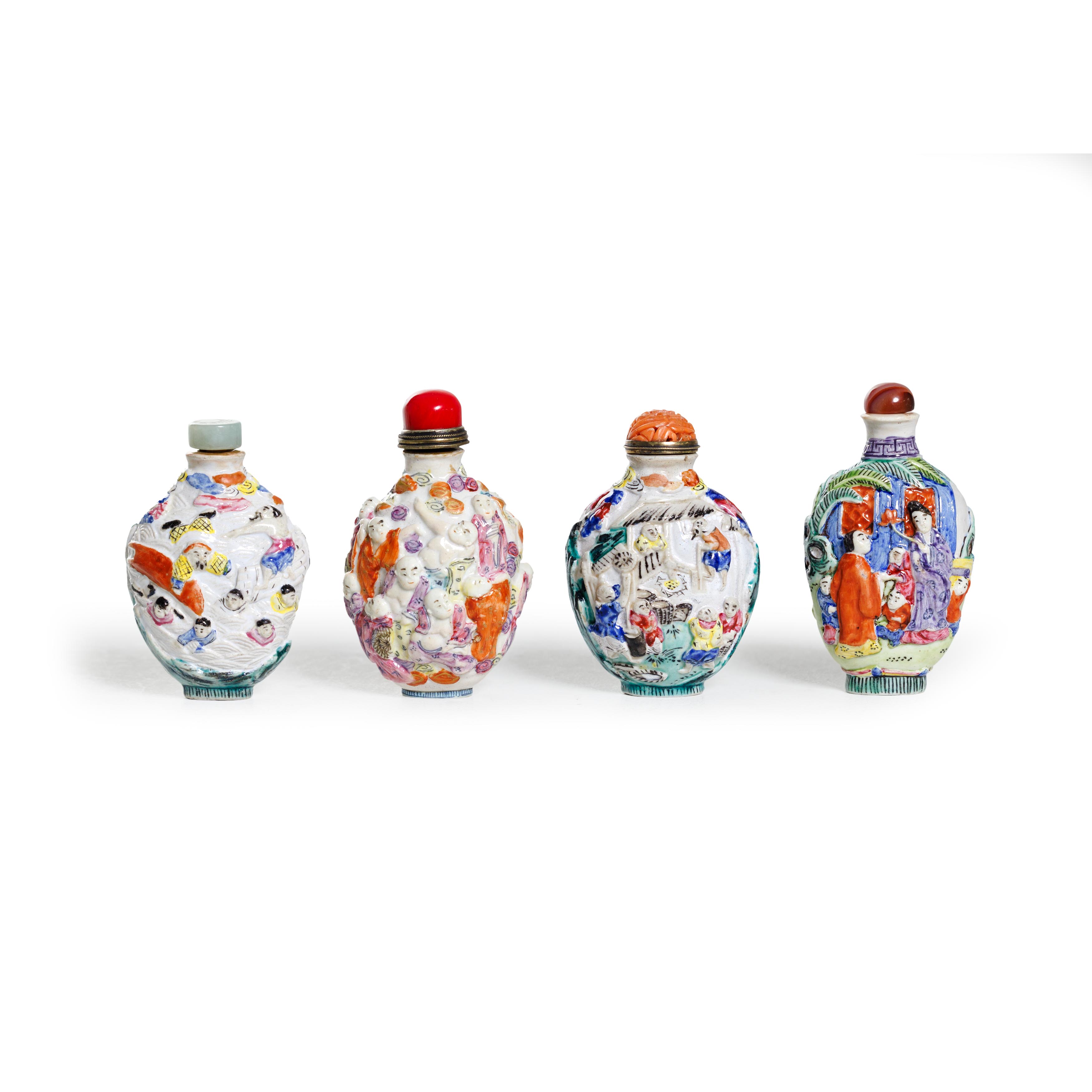 Four Chinese famille rose moulded snuff bottles Late Qing dynasty/Republic period, apocryphal Qi... - Image 2 of 2