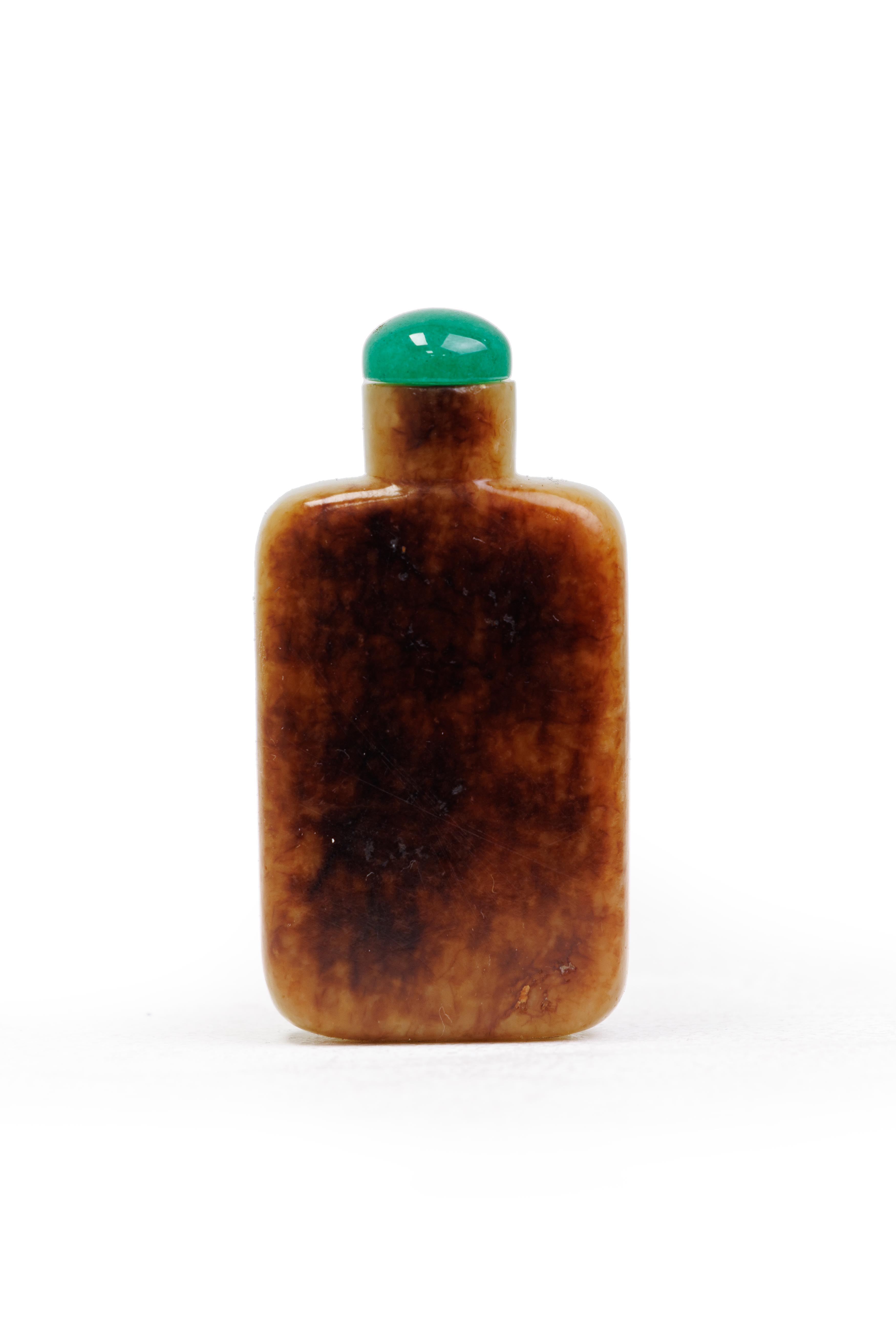 A Chinese pale green and russet jade flattened snuff bottle Late Qing dynasty The flattened, re... - Image 2 of 2