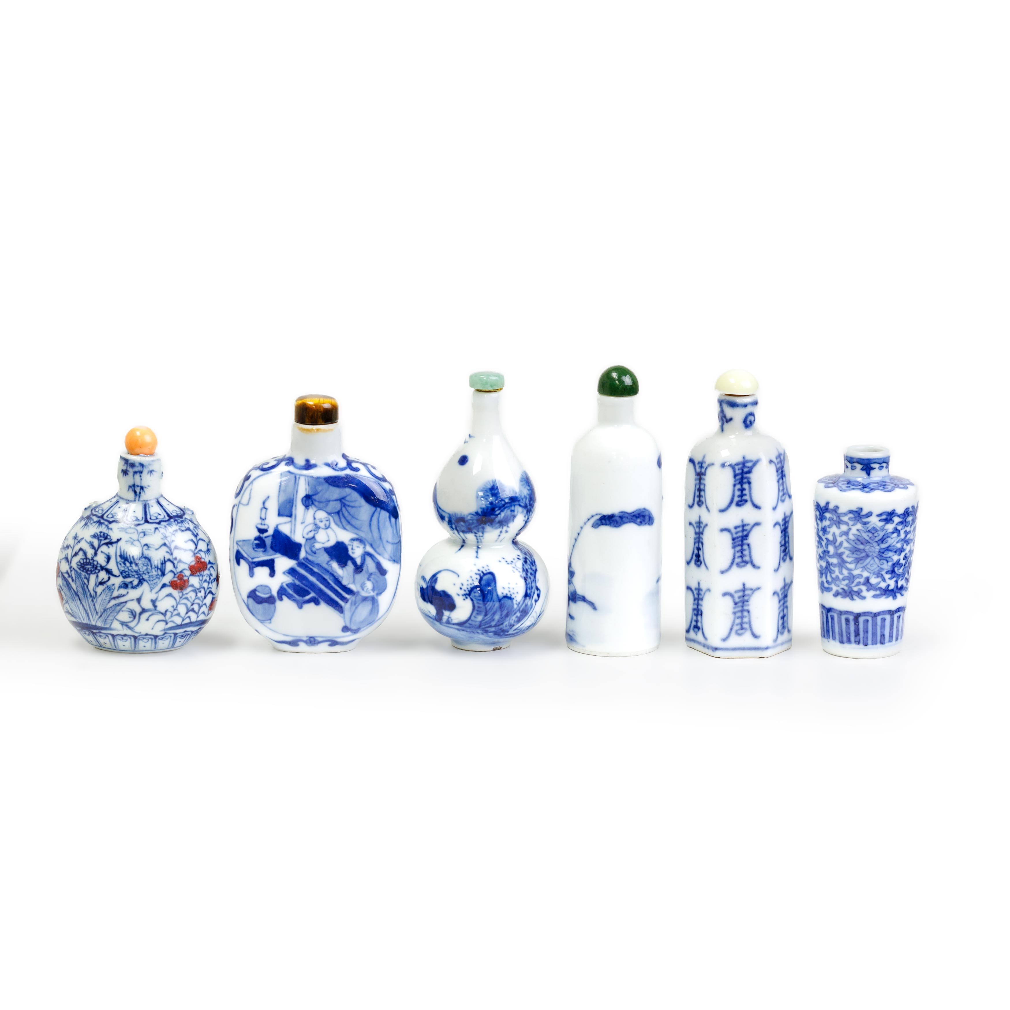 Five Chinese blue and white and one blue and white and underglaze red snuff bottle Late Qing dyn... - Image 2 of 2