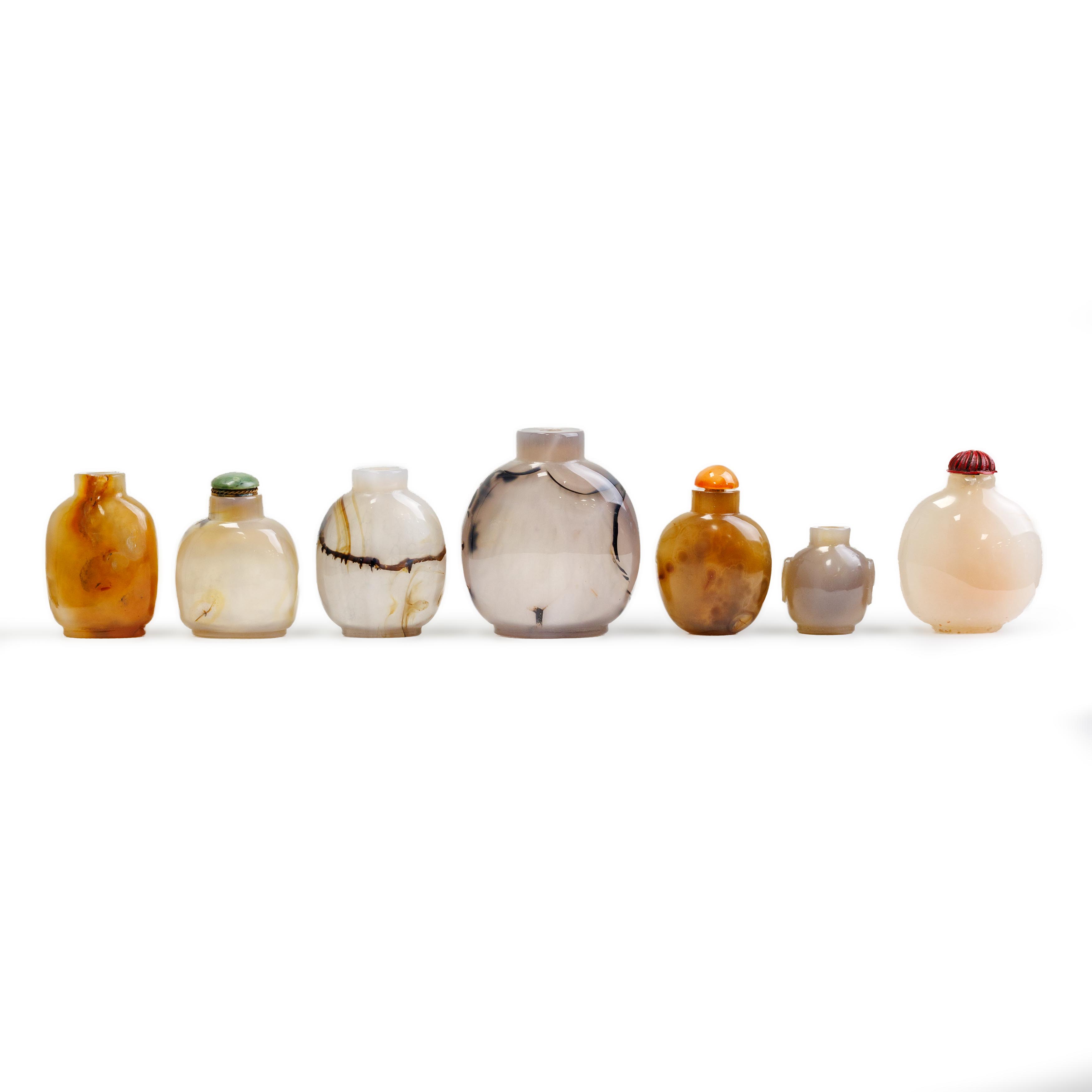 Seven Chinese agate snuff bottles Late Qing dynasty-20th century Of various sizes and shapes, w...