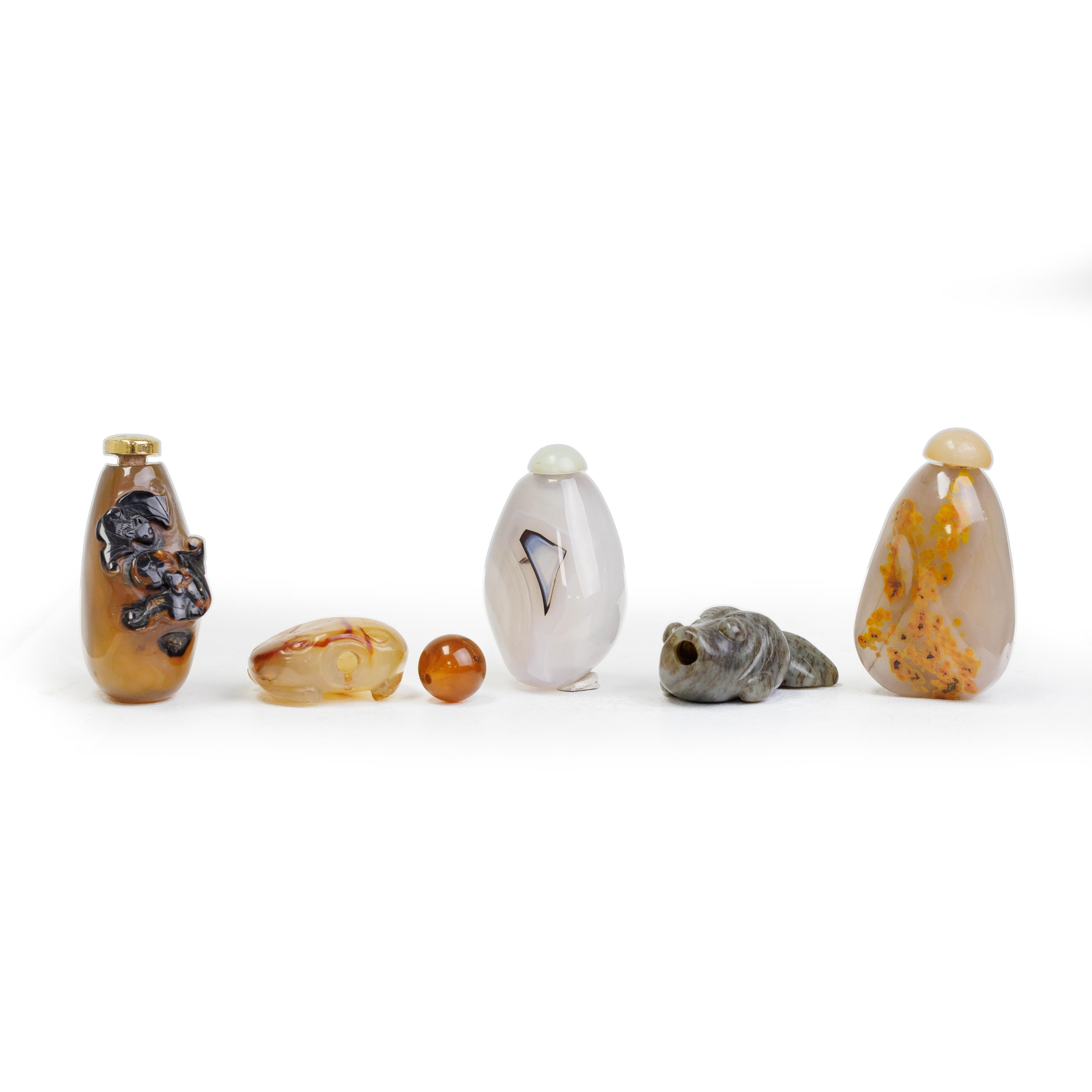 Three Chinese agate pebble-shaped snuff bottles and two zoomorphic snuff bottles 20th century T... - Image 2 of 2
