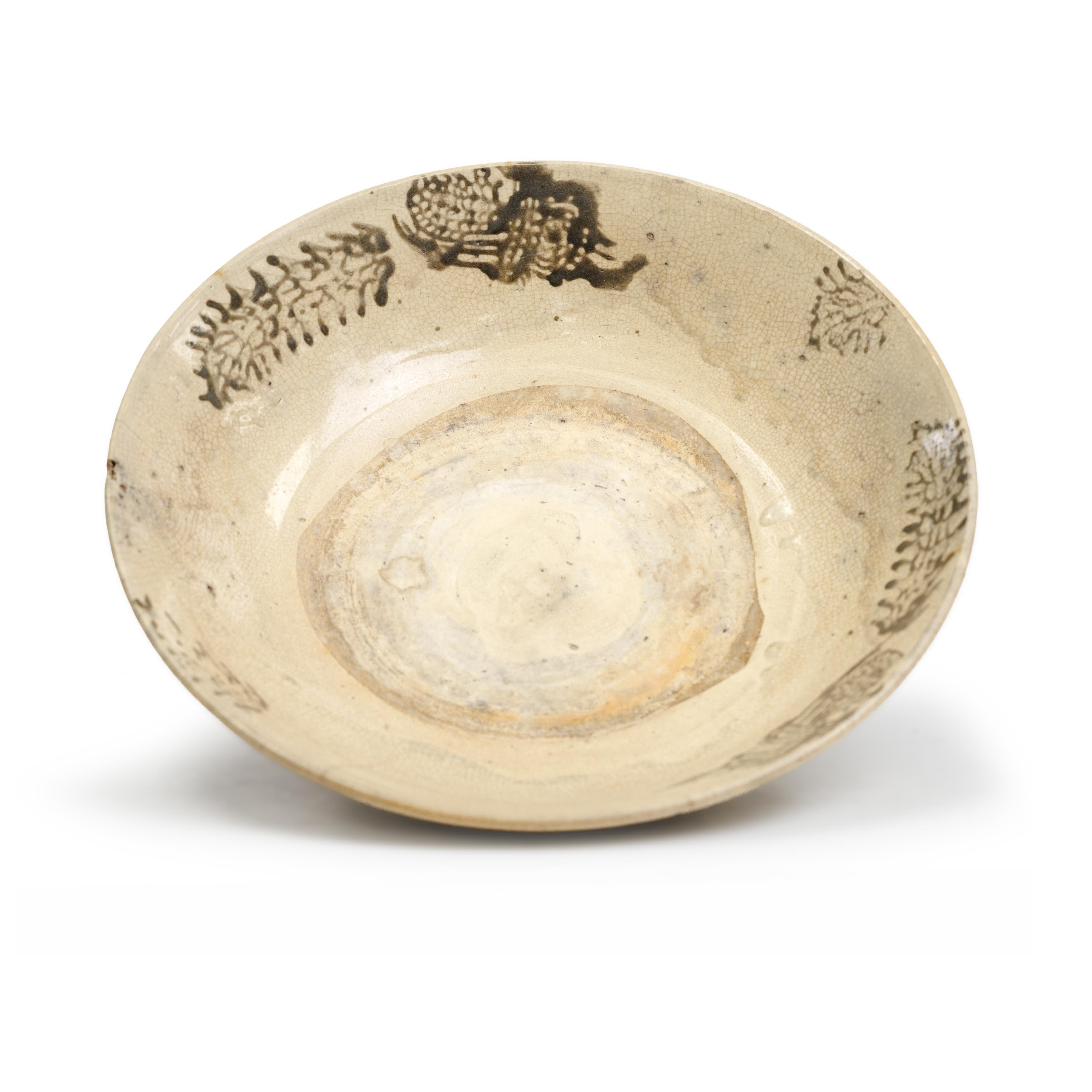 A Chinese Swatow bowl Qing dynasty Raised on short foot with thick rim, paitned to the interior... - Image 2 of 2