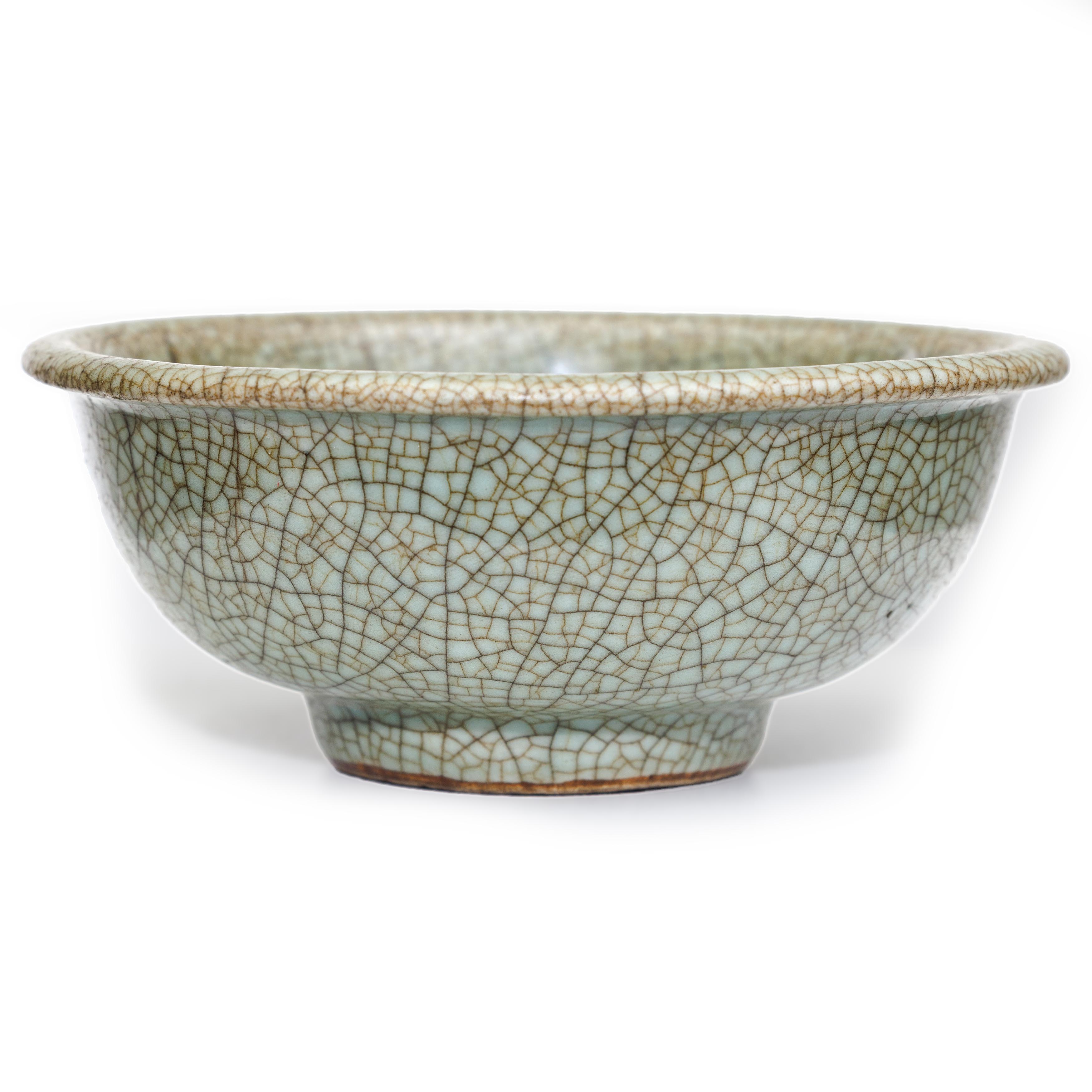 A Chinese Longquan celadon-glazed bowl and a crackled green glazed bowl Yuan/Ming and Ming dynas... - Image 3 of 3