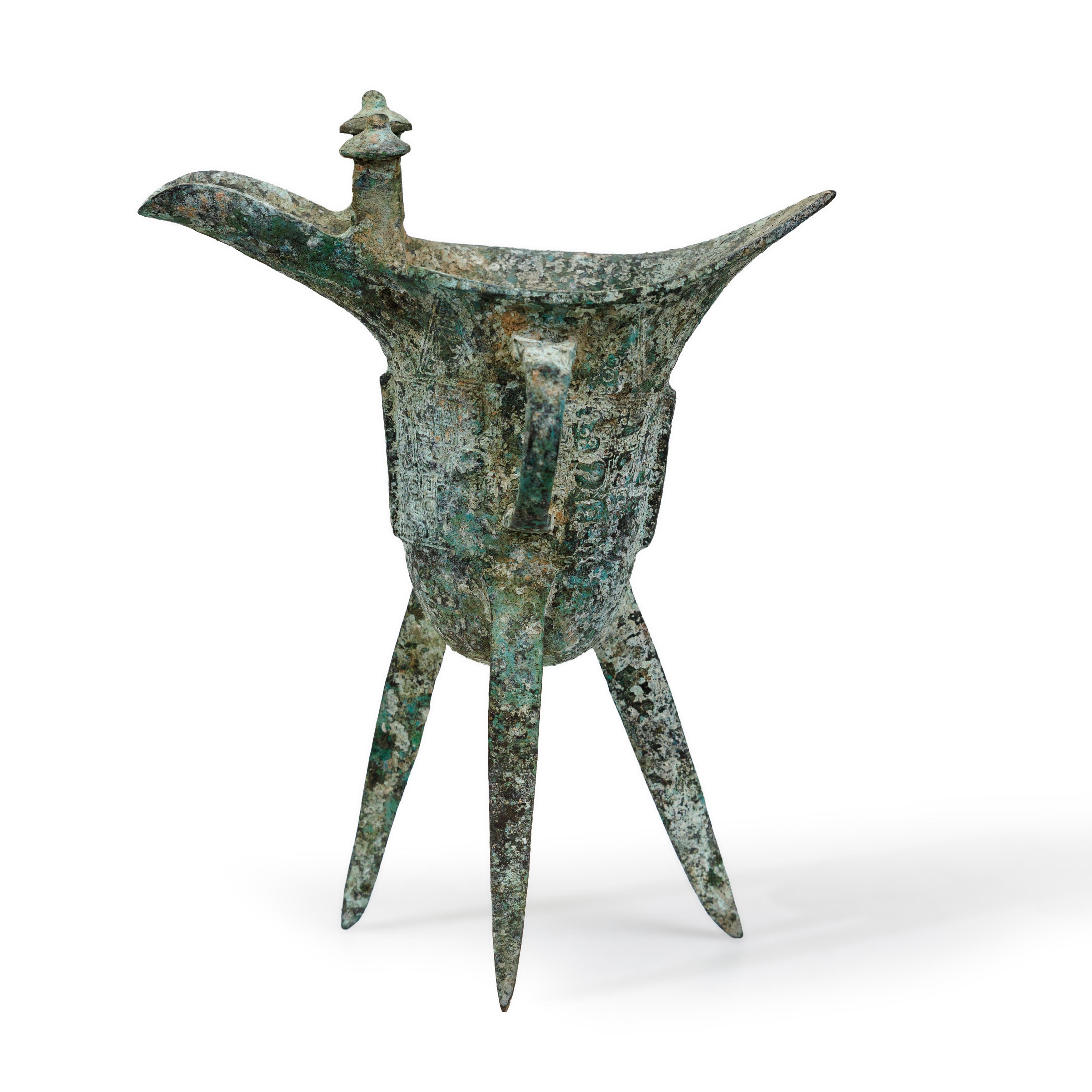 A Chinese Shang-style bronze tripod wine pouring vessel, jue 20th century With loop handle cast... - Image 3 of 3