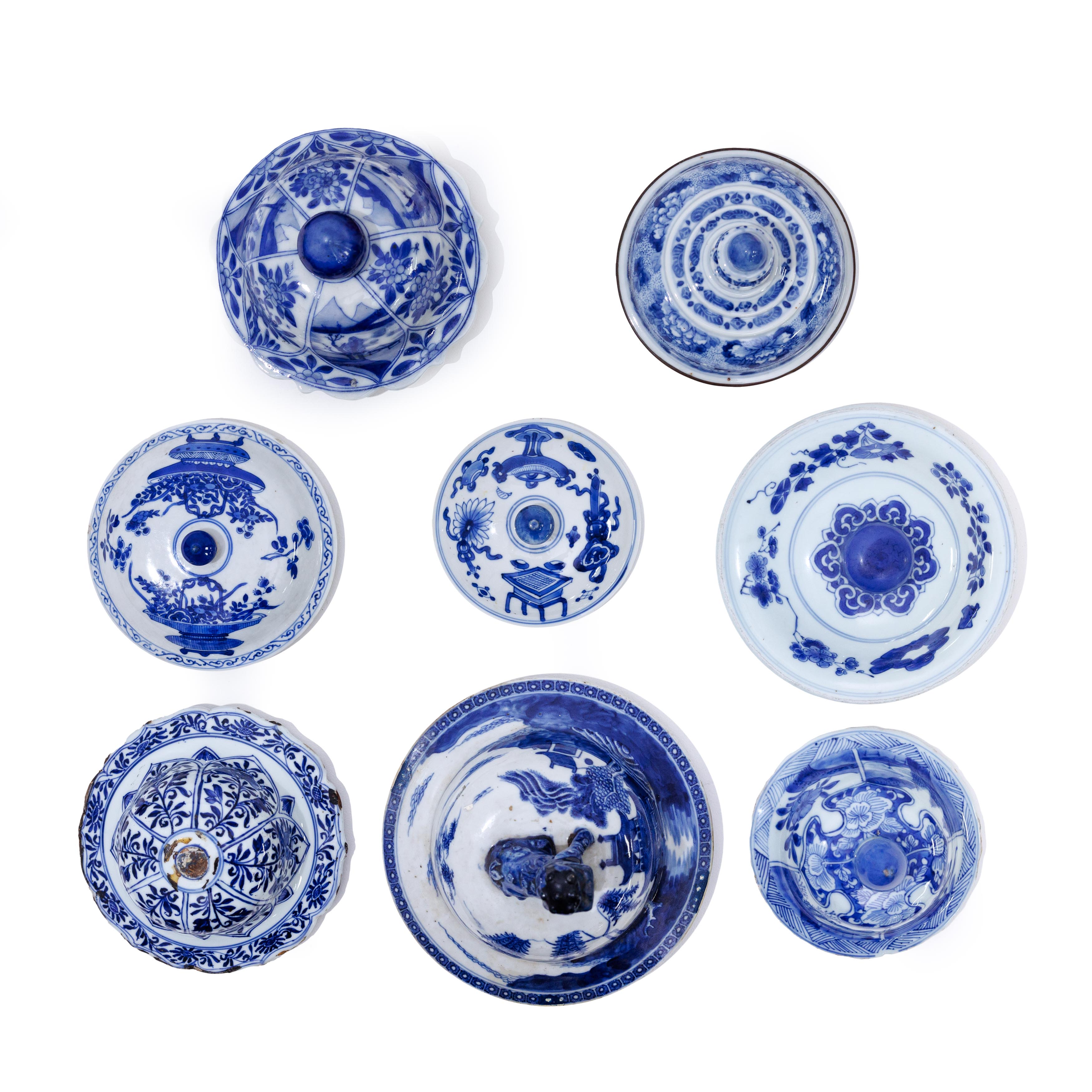 Thirty-eight Chinese blue and white covers 18th/19th century Of various sizes, the largest 25cm... - Image 2 of 2