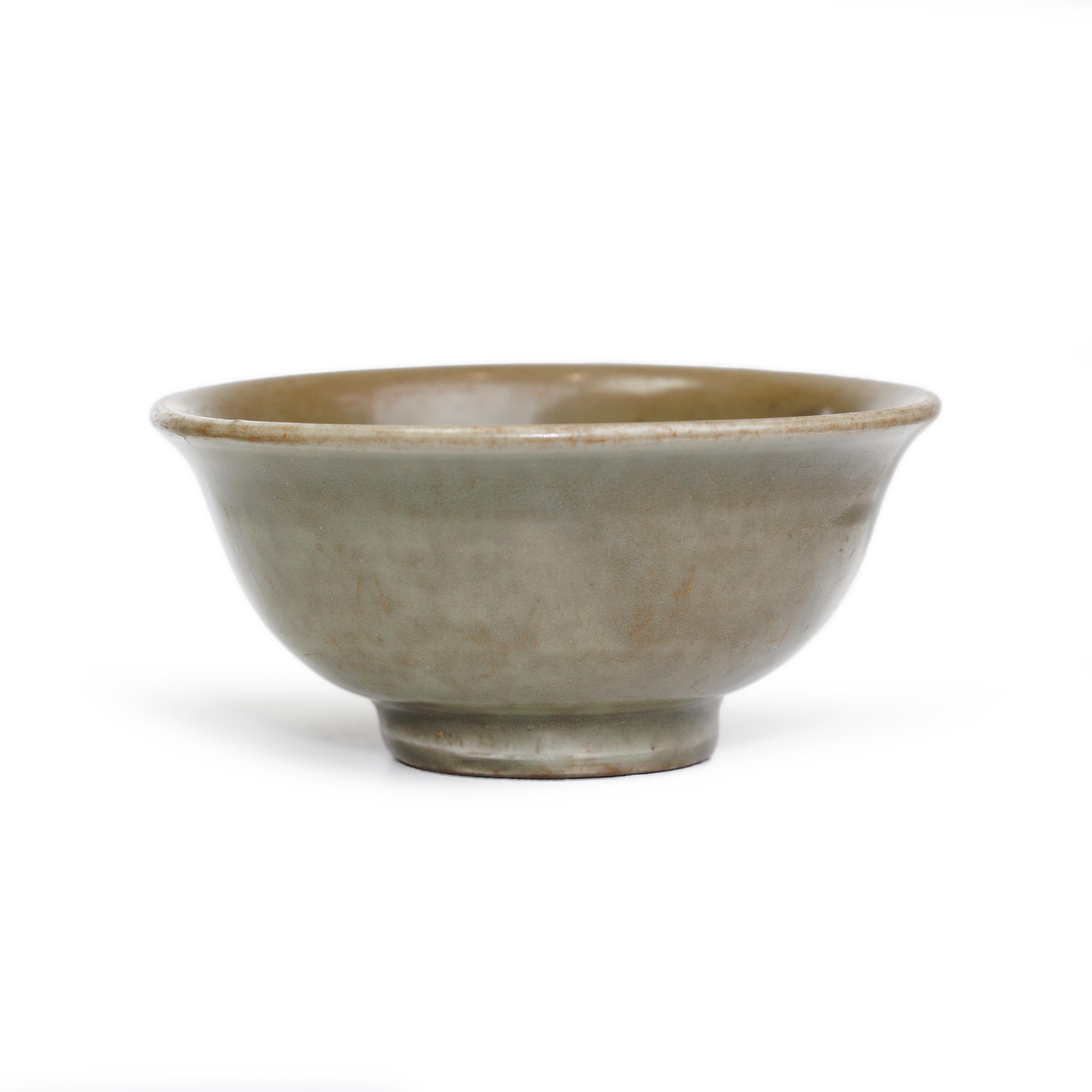 A Chinese Longquan celadon-glazed bowl and a crackled green glazed bowl Yuan/Ming and Ming dynas... - Image 2 of 3