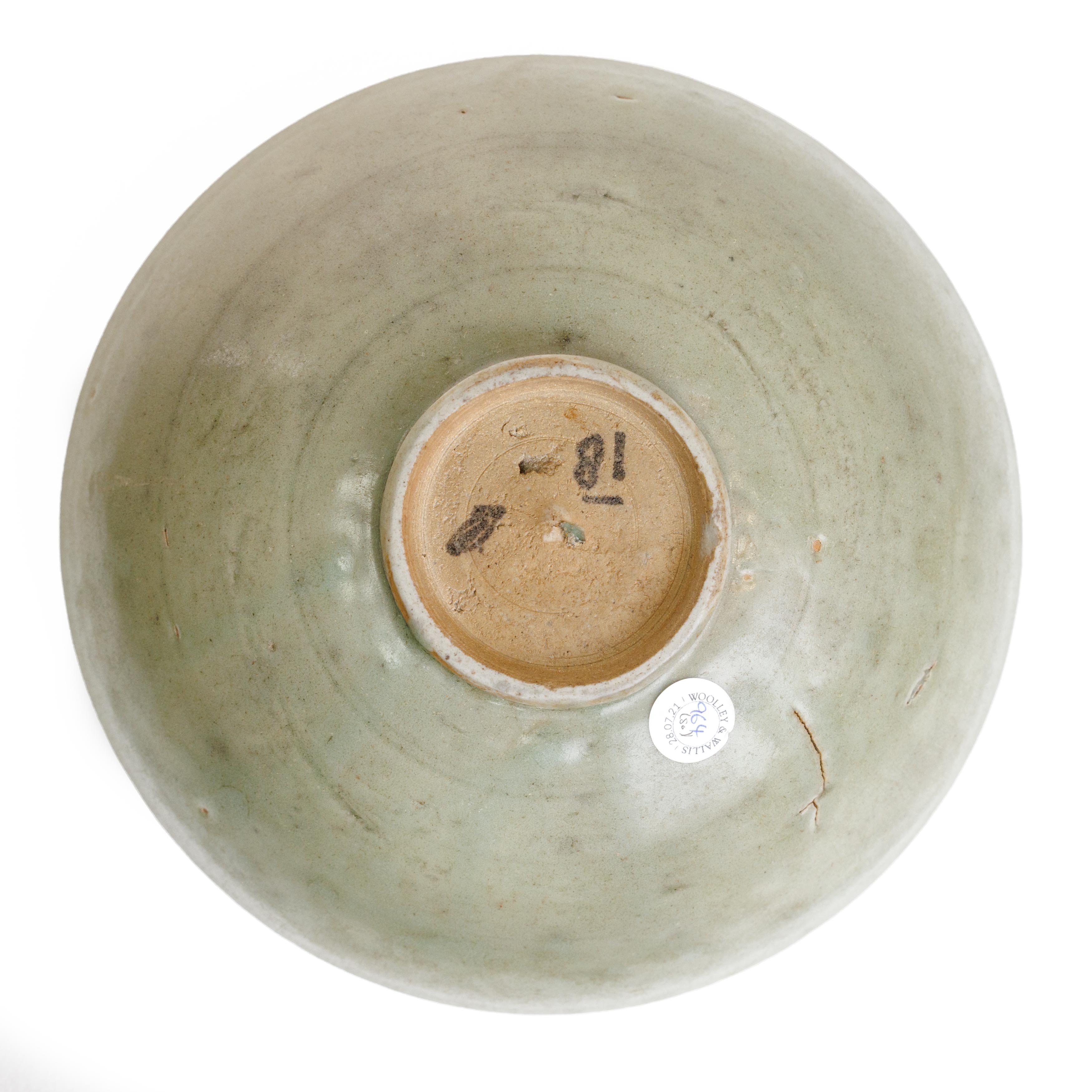A Chinese Longquan grey stoneware celadon bowl Ming dynasty Covered in a pale olive green glaze... - Image 2 of 2