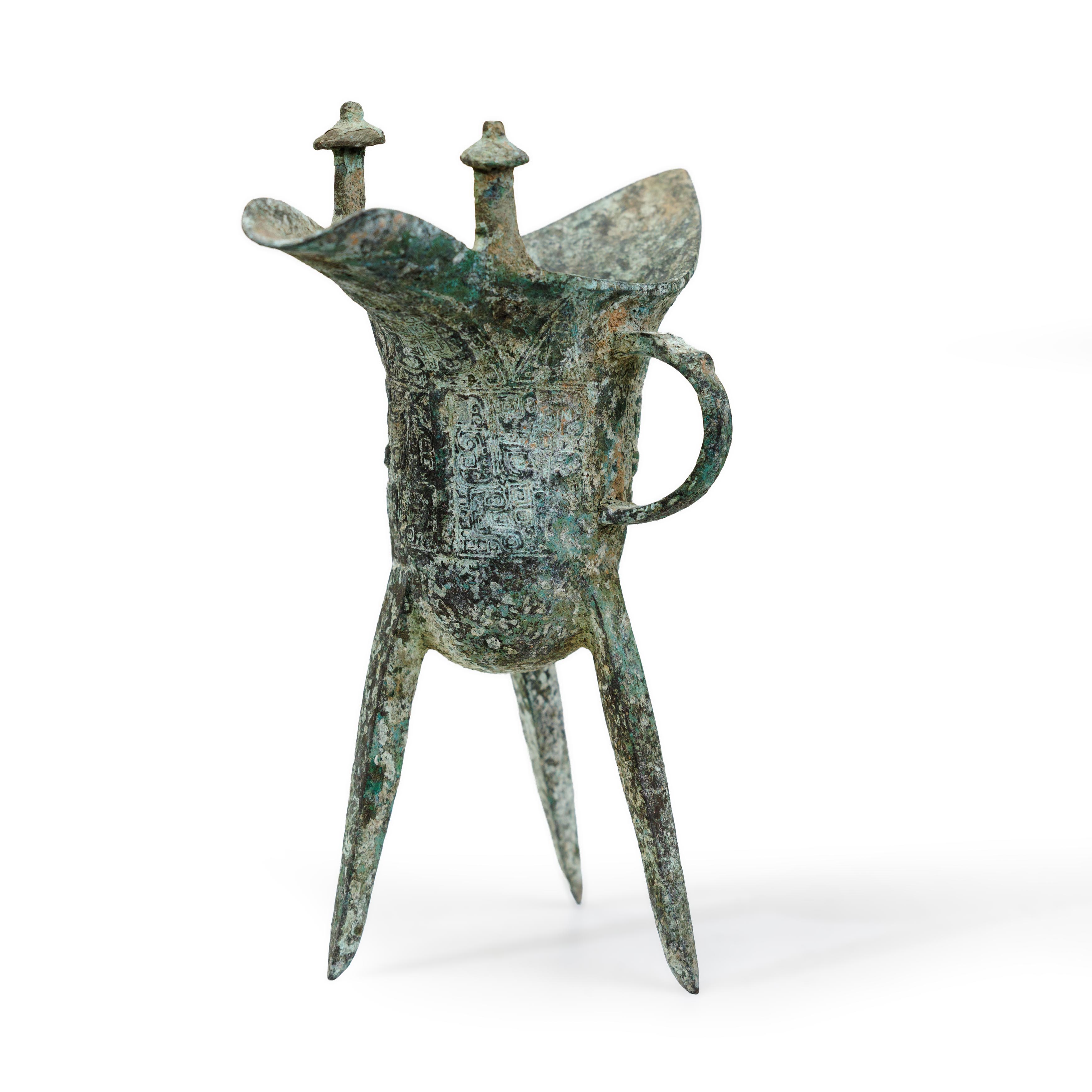 A Chinese Shang-style bronze tripod wine pouring vessel, jue 20th century With loop handle cast... - Image 2 of 3