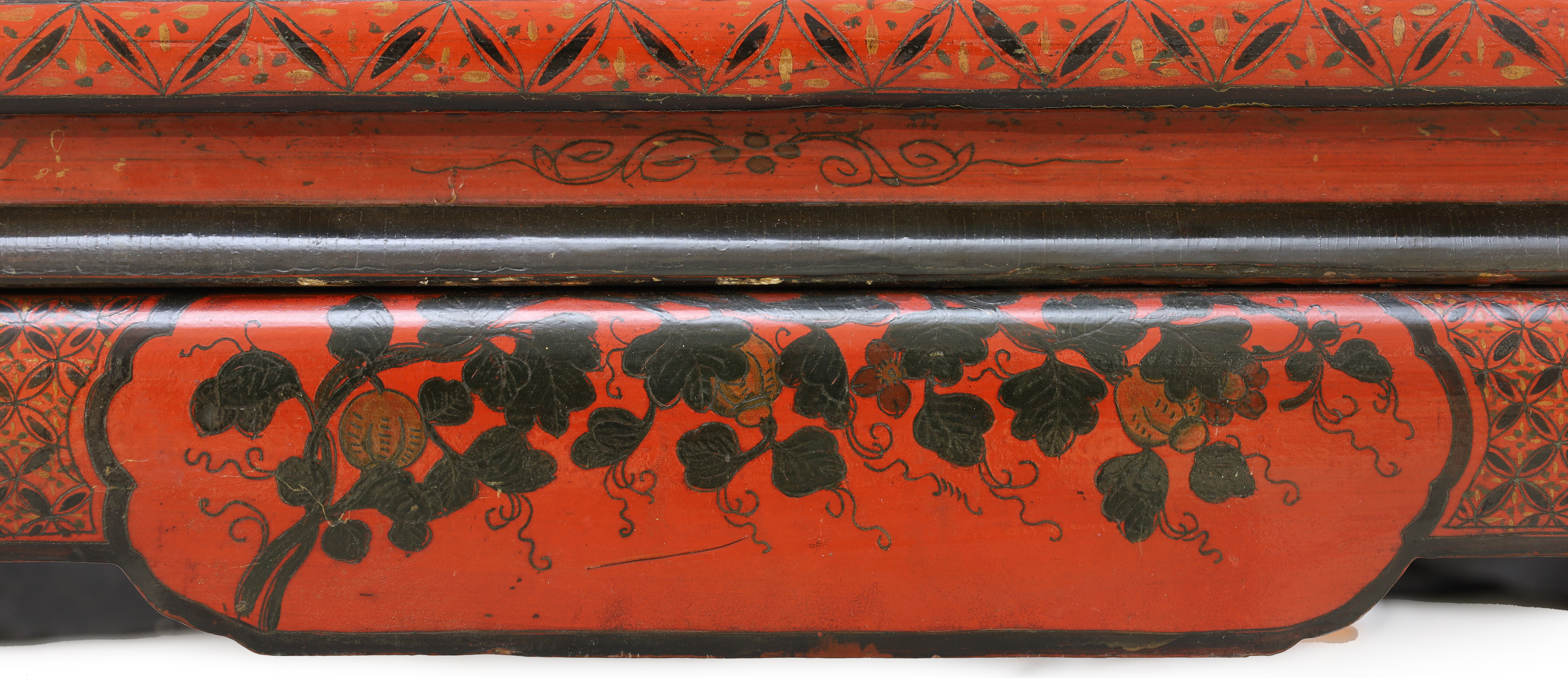 A Chinese red lacquer rectangular table, Late Qing dynasty, The top surface painted and incised w... - Image 4 of 4