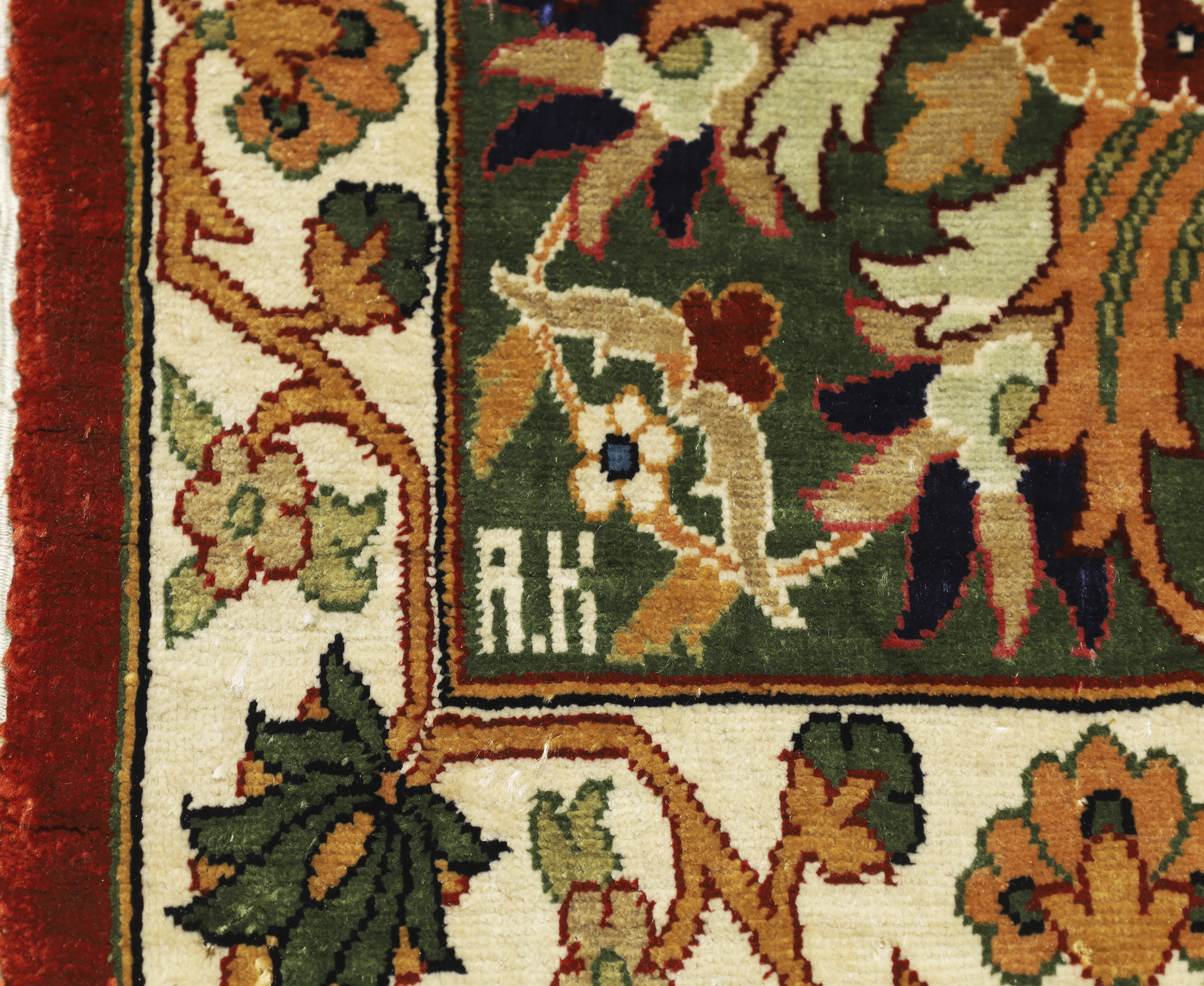 A Turkish silk Hereke rug, Signed AK for Arto Keshishian, third quarter 20th century, The central... - Bild 3 aus 4