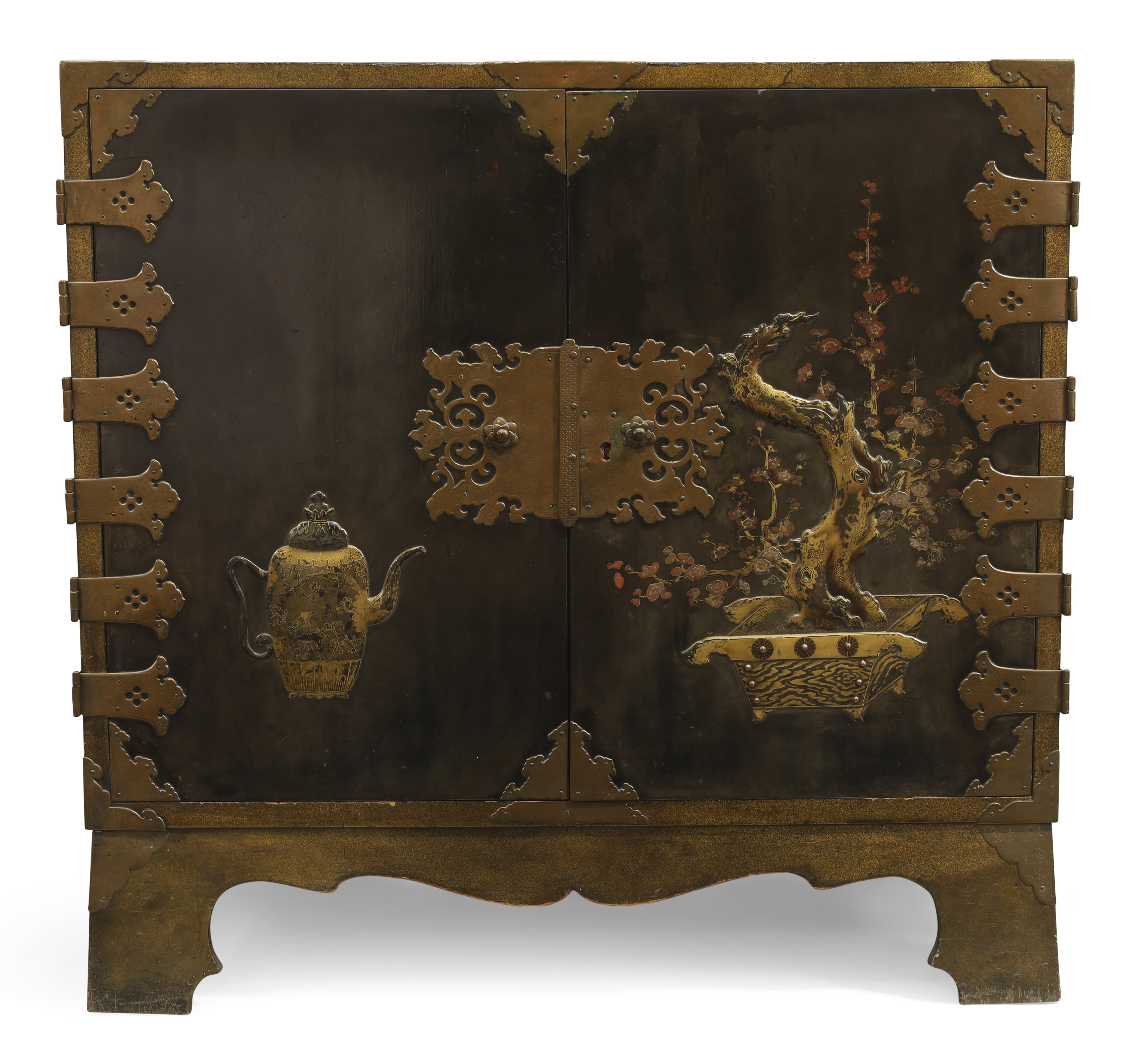 A Japanese lacquered cabinet, Edo period, 18th century, Decorated to the pair of doors with a cof... - Image 2 of 3