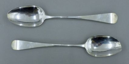 A pair of George III silver table spoons, hallmarked for Newcastle 1810. 22.5 cm long. 115.