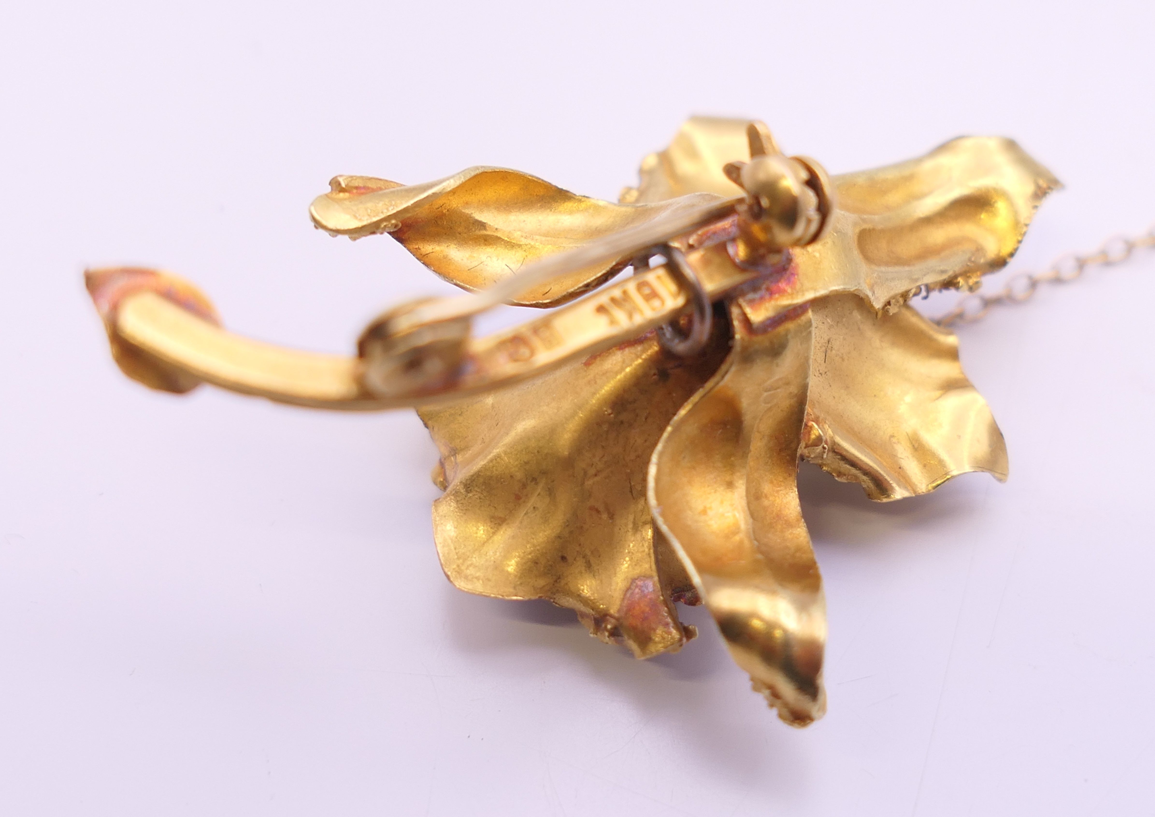 An 18 ct gold naturalist orchid brooch set with single pearl. 4.25 cm long. 9 grammes total weight. - Image 6 of 8