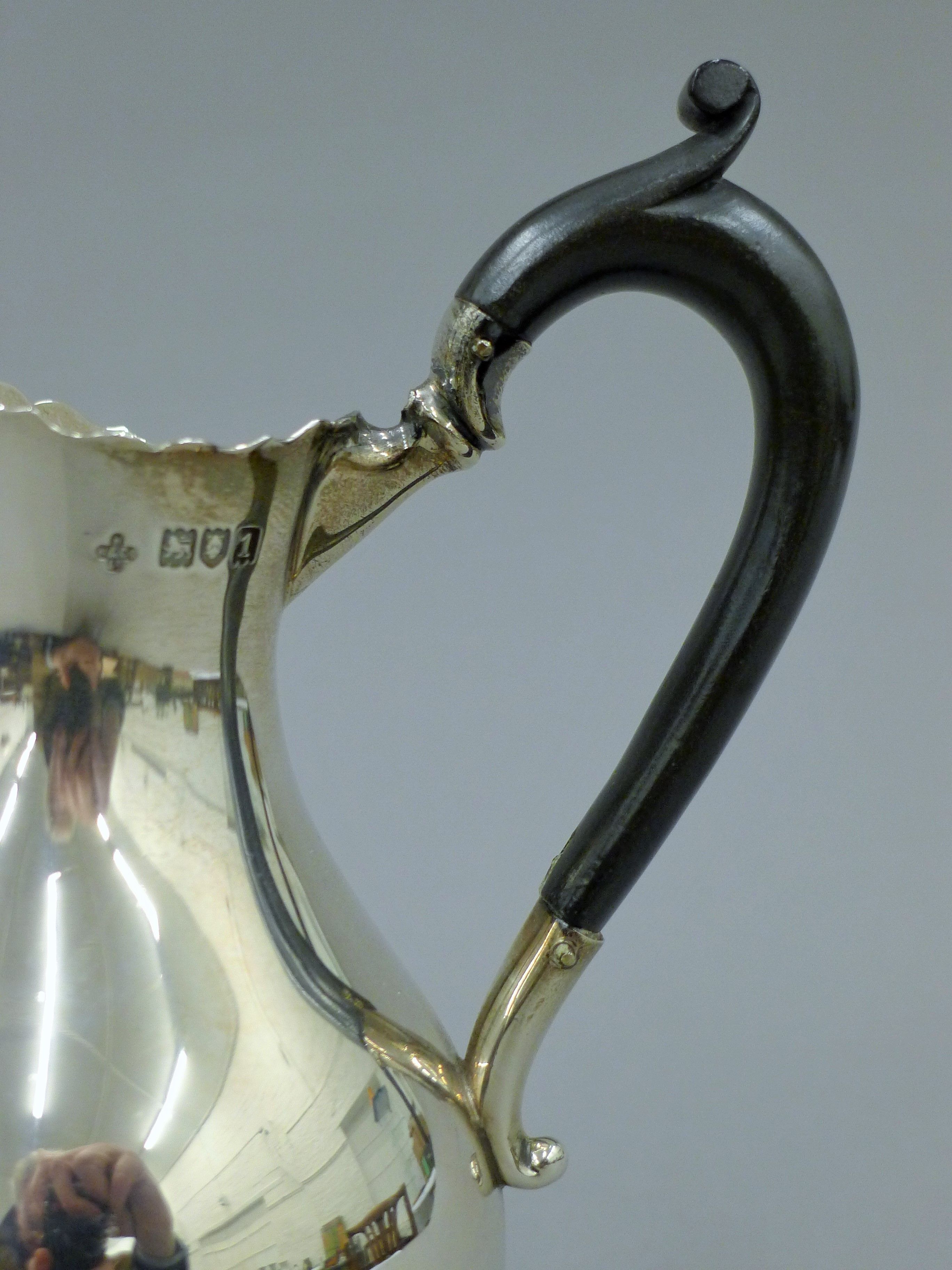 A large silver cream jug. 16.5 cm high. 270.6 grammes total weight. - Image 4 of 6