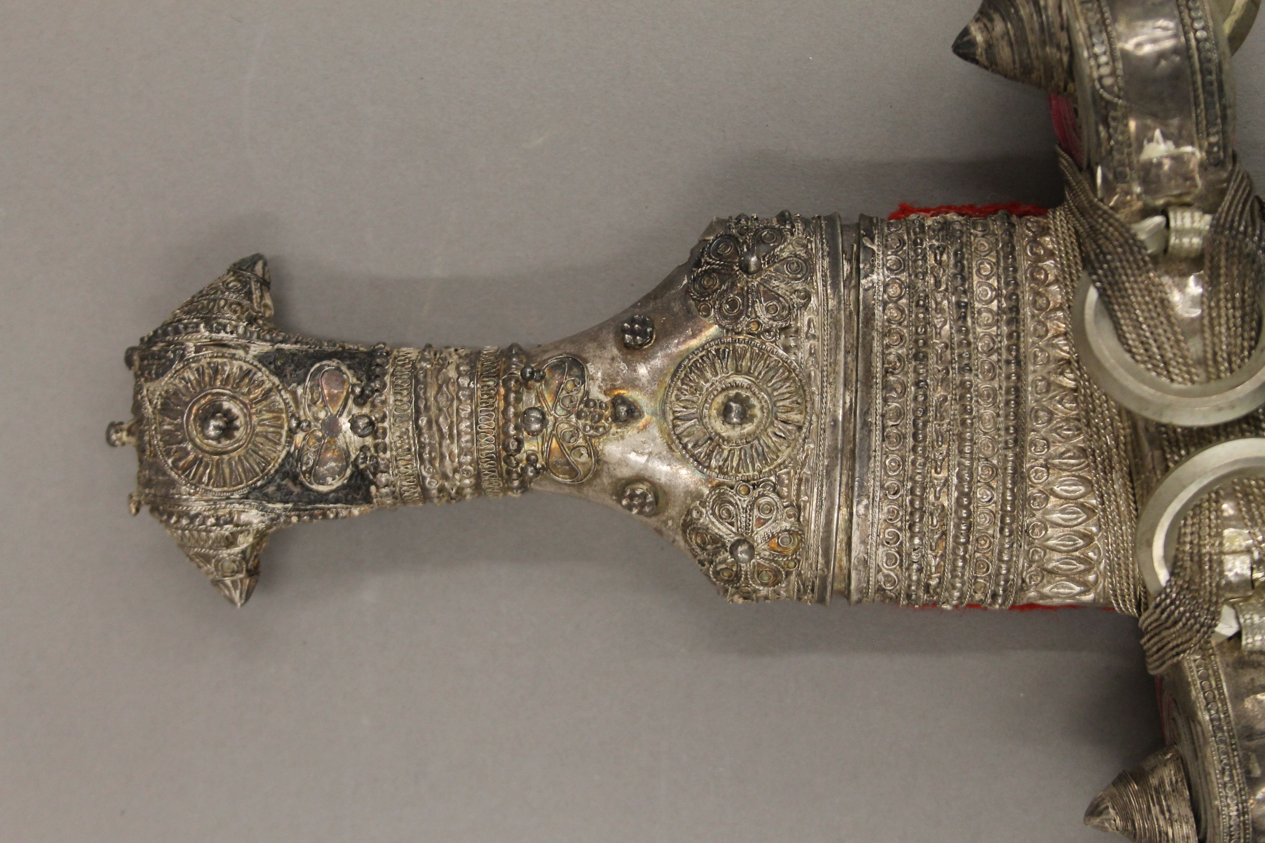 An unmarked white metal mounted jambiya. 29.5 cm long. - Image 2 of 7