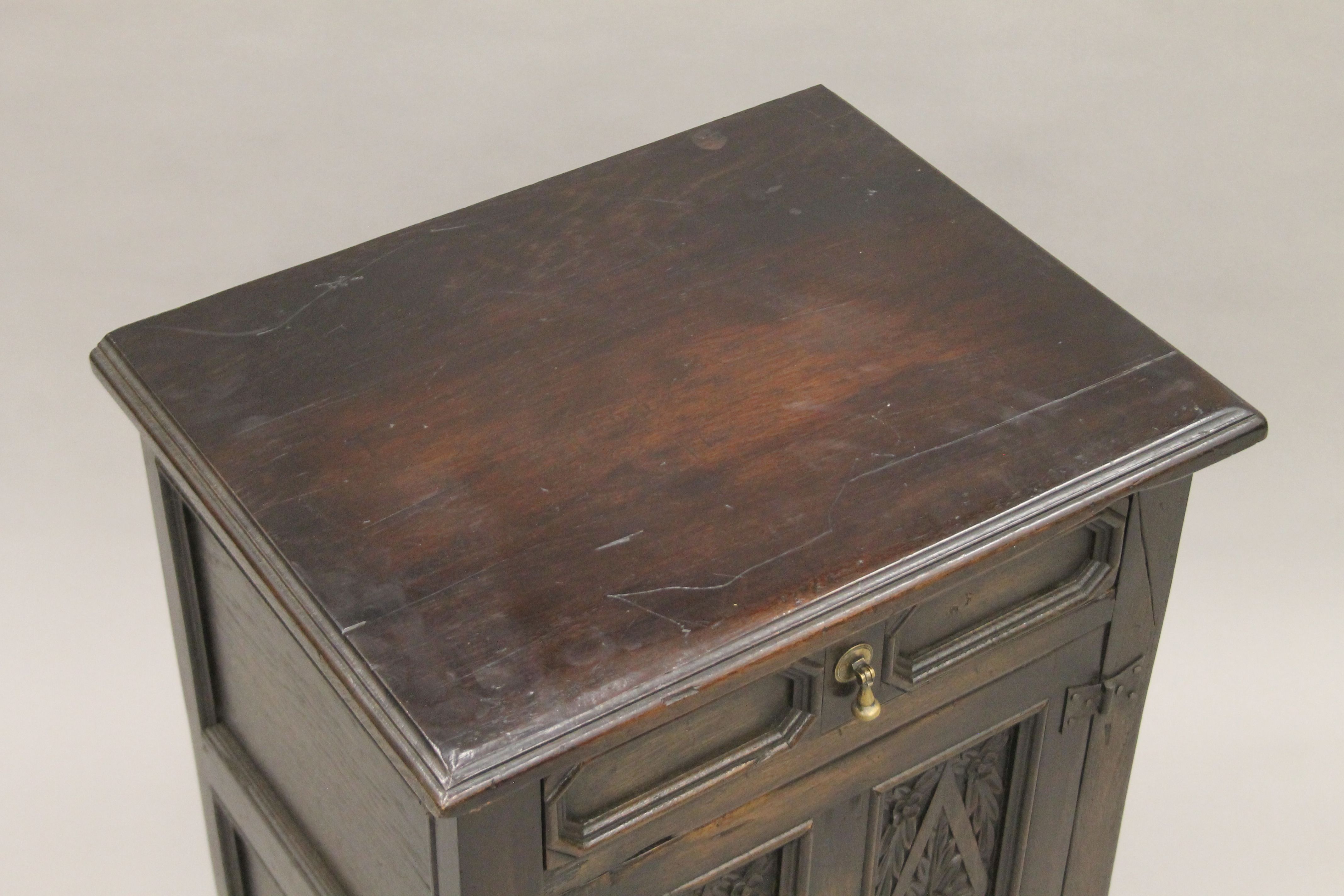 A pair of carved oak bedside cupboards. Each 53 cm wide. - Image 4 of 6