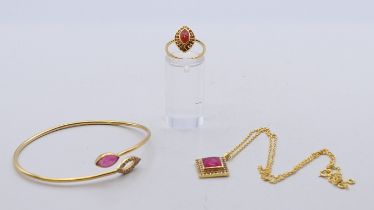 A suite of silver gilt jewellery. Ring size N.