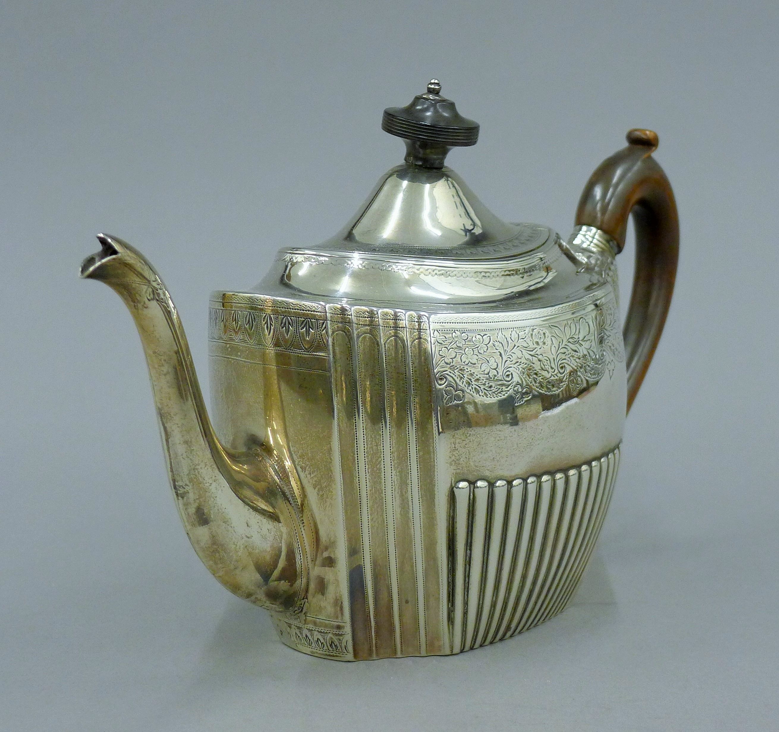 A Georgian silver teapot. 17 cm high. 471.4 grammes total weight. - Image 3 of 8