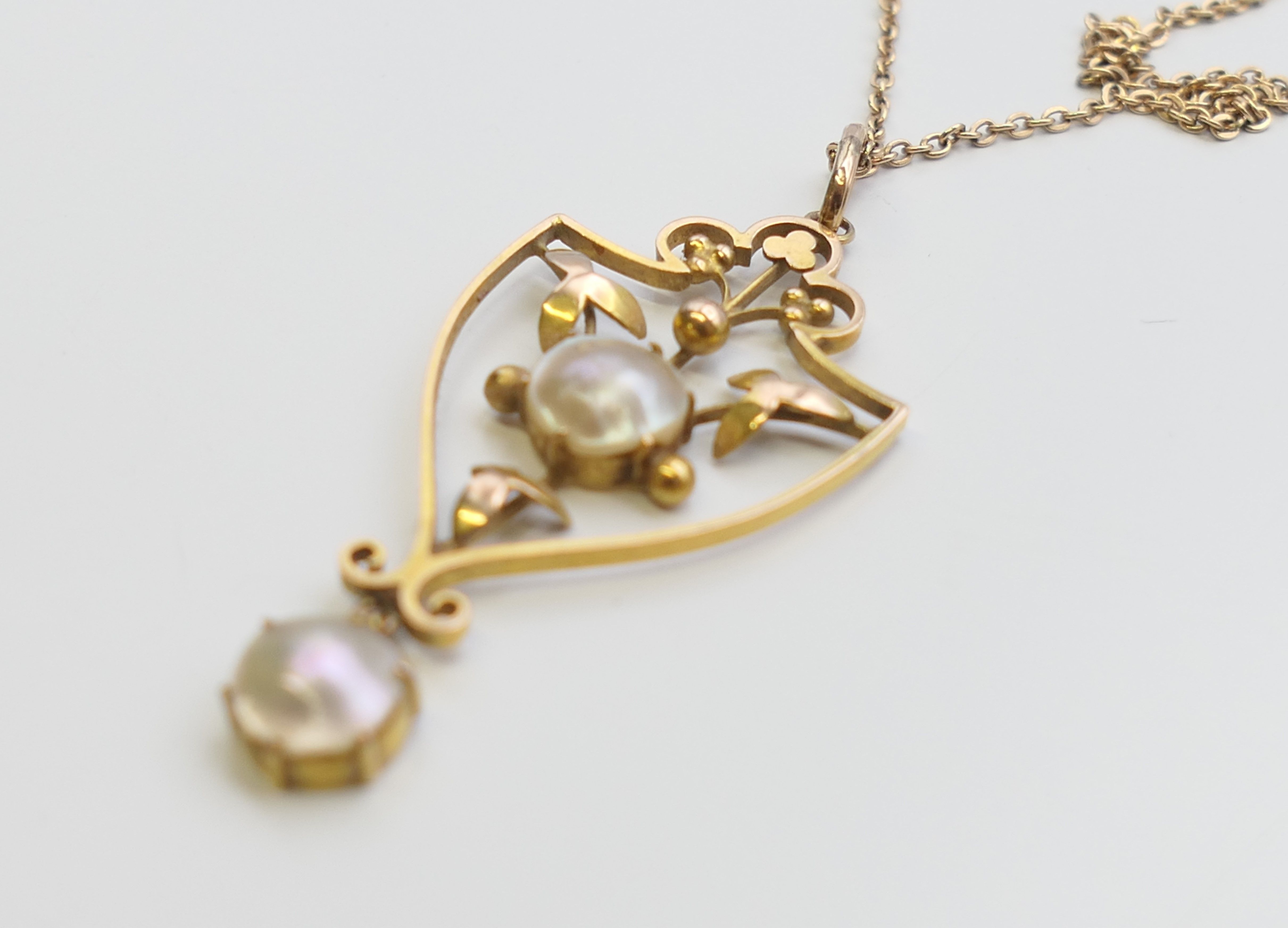 A 9 ct gold pearl pendant on an Edwardian 9 ct gold chain. The pendant 4 cm high. 4. - Image 3 of 7
