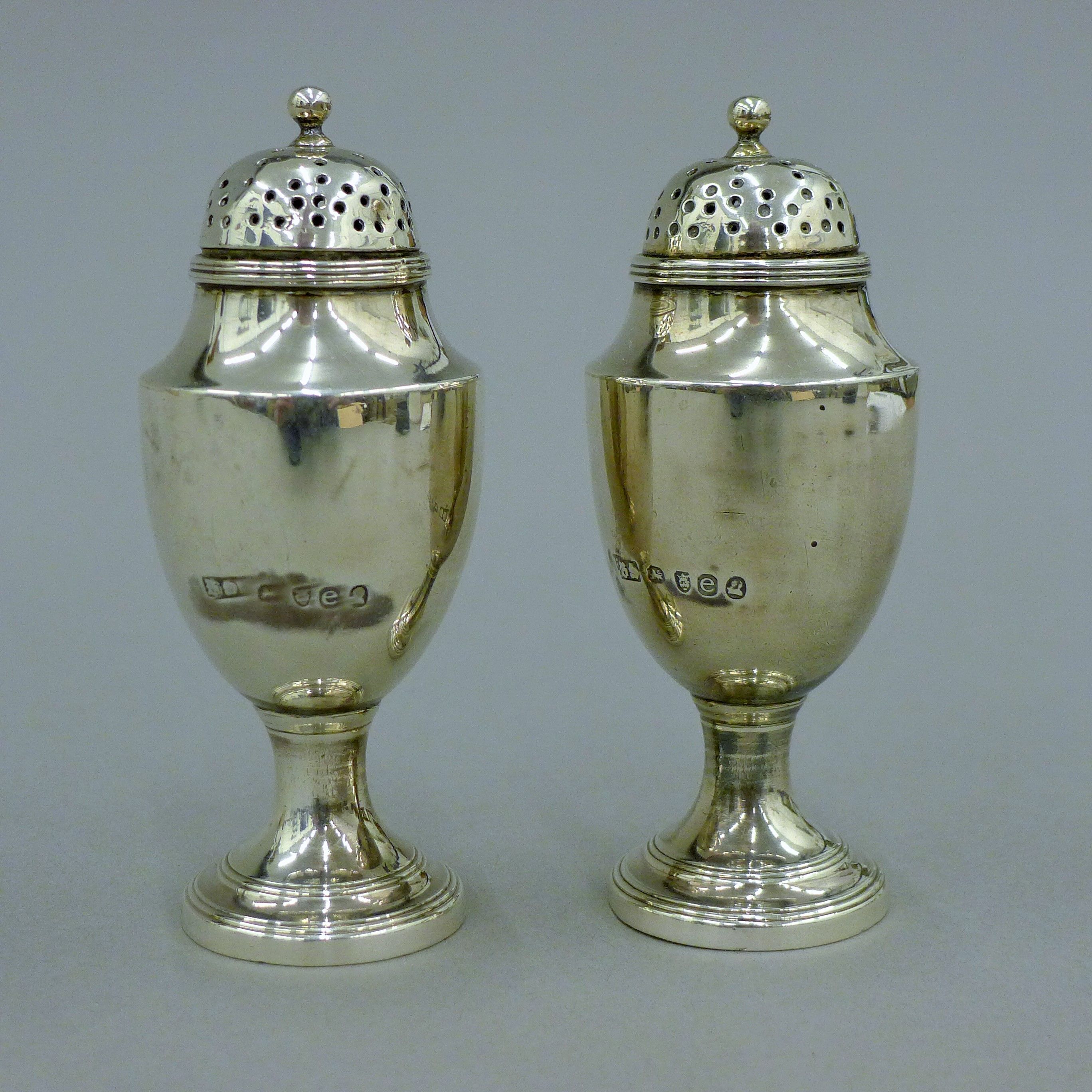 A pair of Georgian silver casters. 10 cm high. 141.8 grammes. - Image 2 of 6