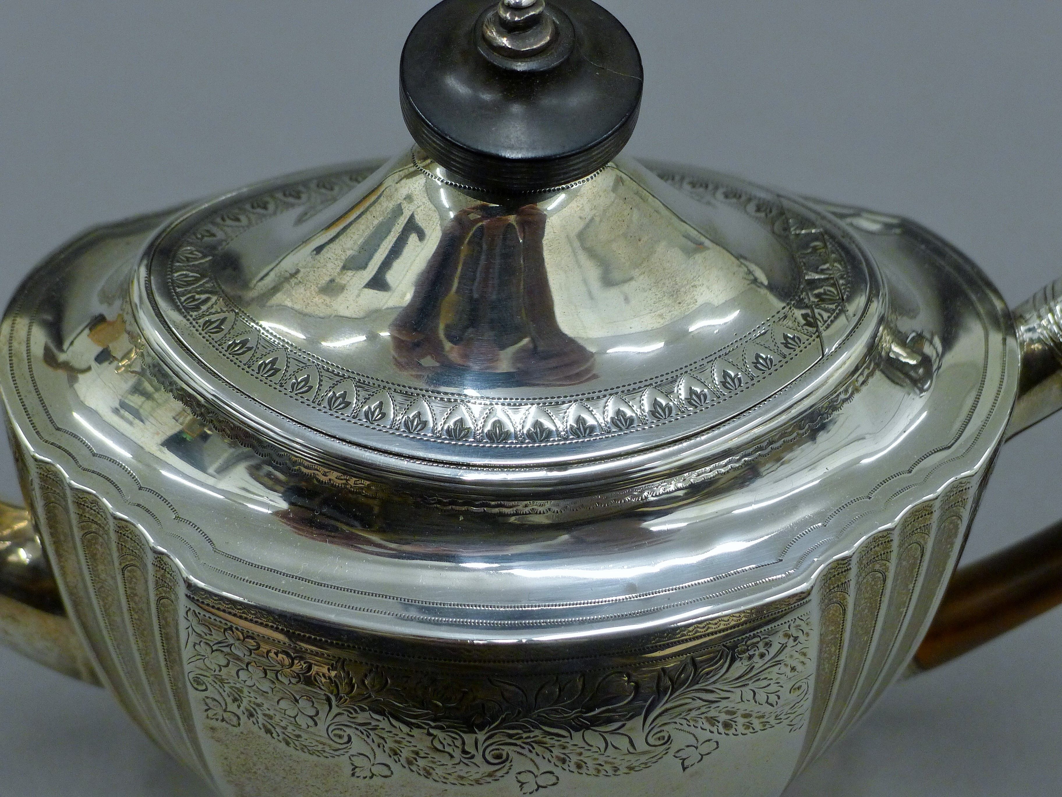 A Georgian silver teapot. 17 cm high. 471.4 grammes total weight. - Image 7 of 8