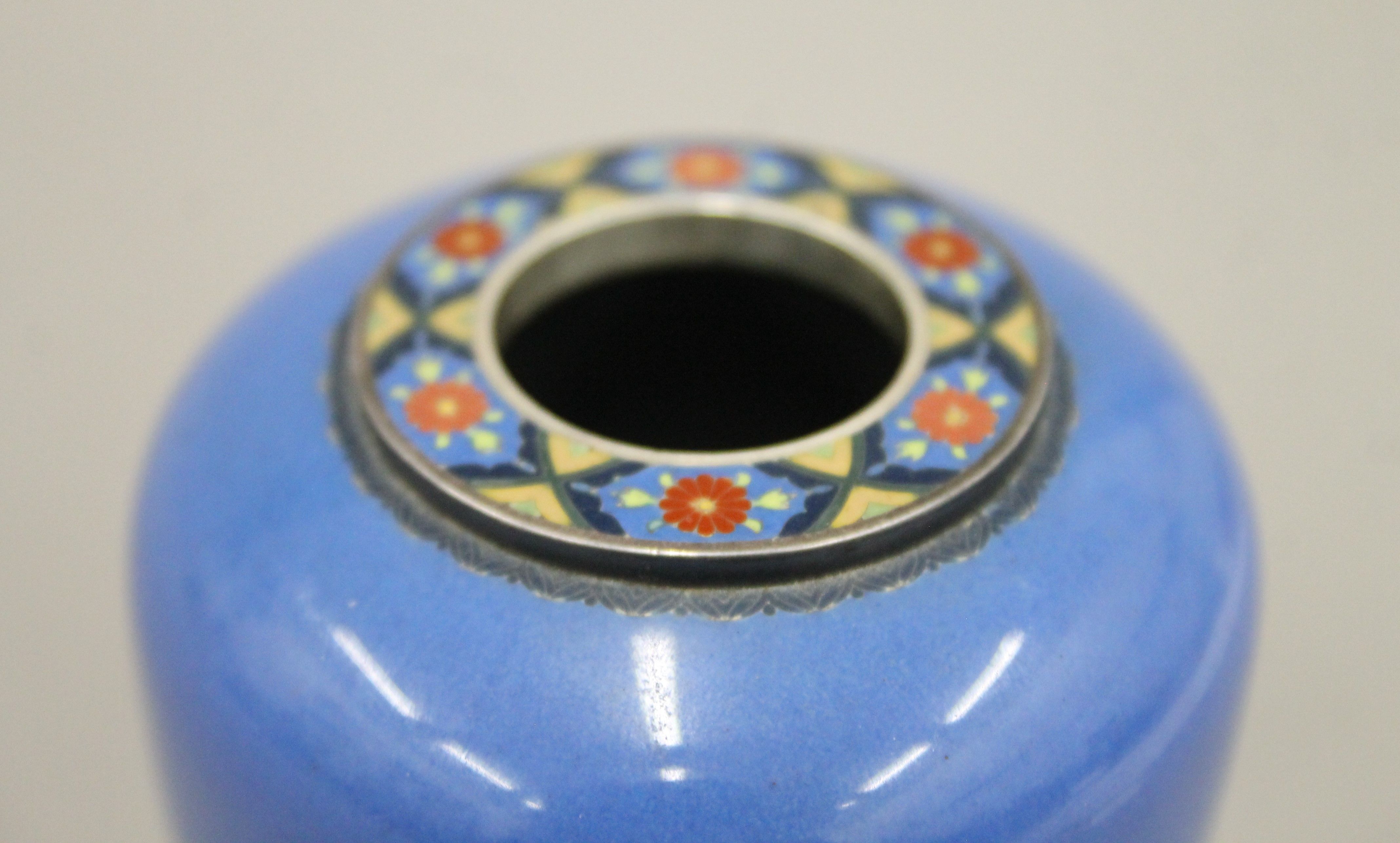 An early 20th century Japanese silver and cloisonne enamel lidded vase decorated with shoreline - Image 5 of 6