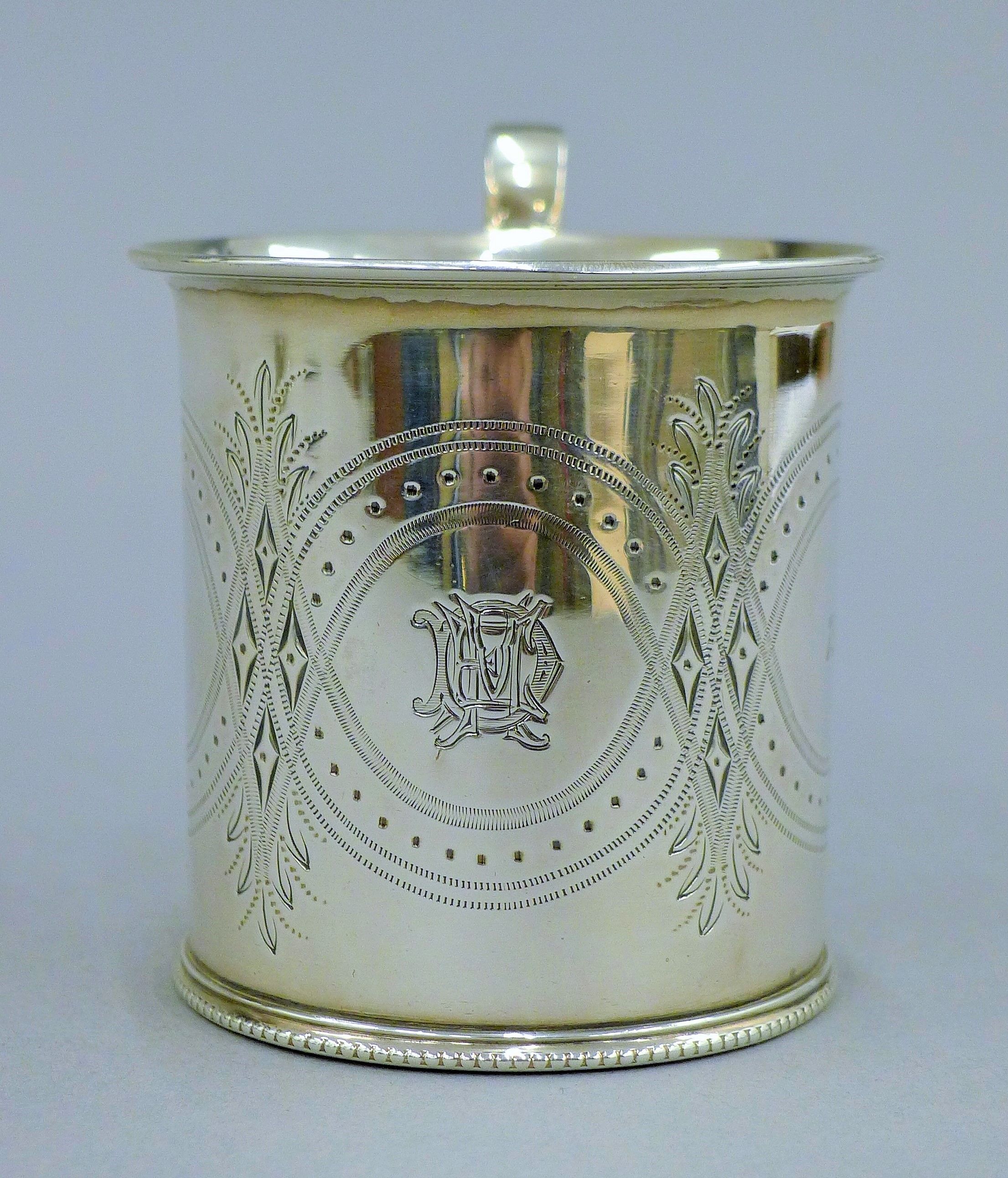 A Victorian silver Christening mug. 8.5 cm high. 126.7 grammes. - Image 4 of 7