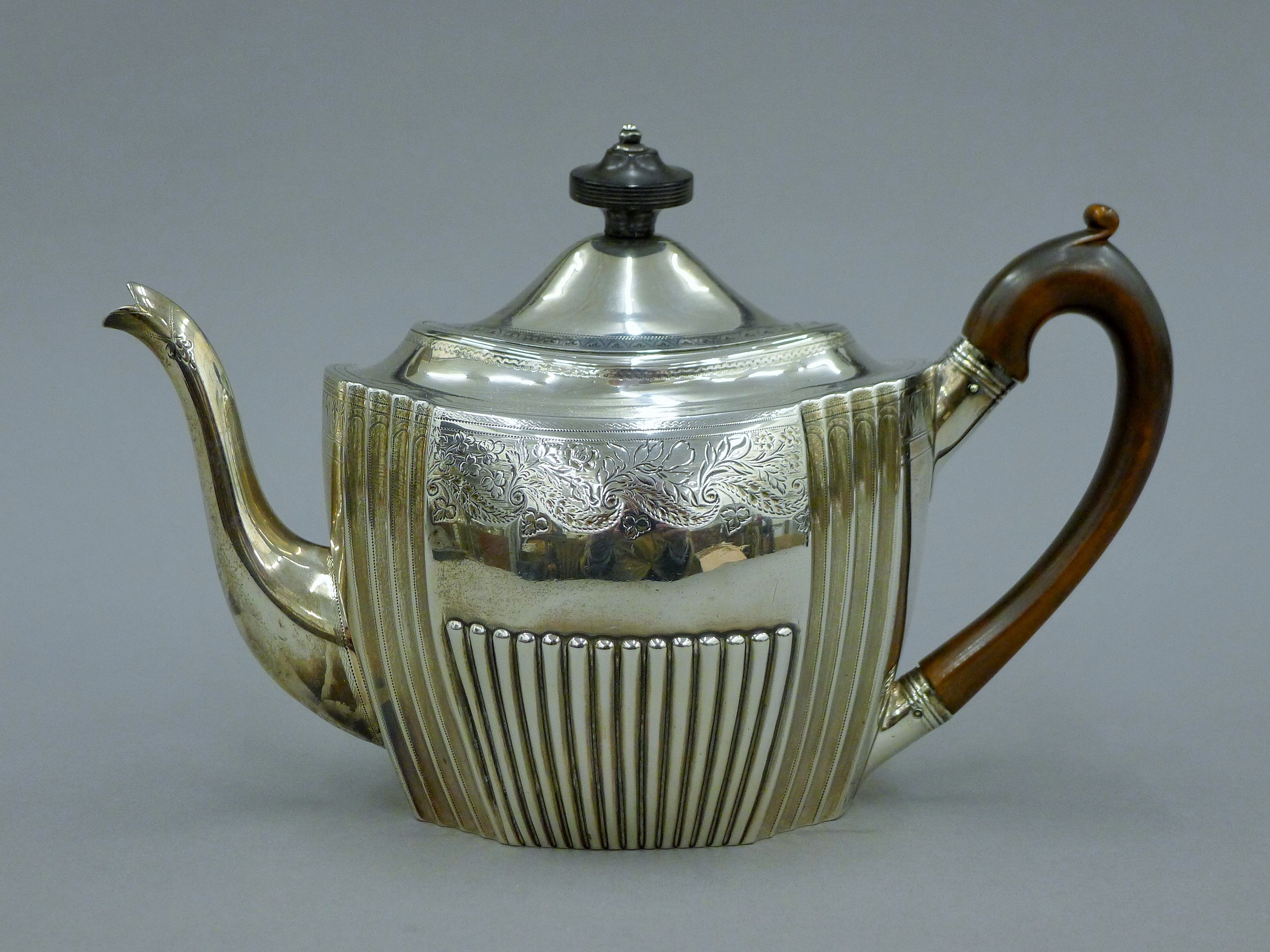 A Georgian silver teapot. 17 cm high. 471.4 grammes total weight. - Image 2 of 8