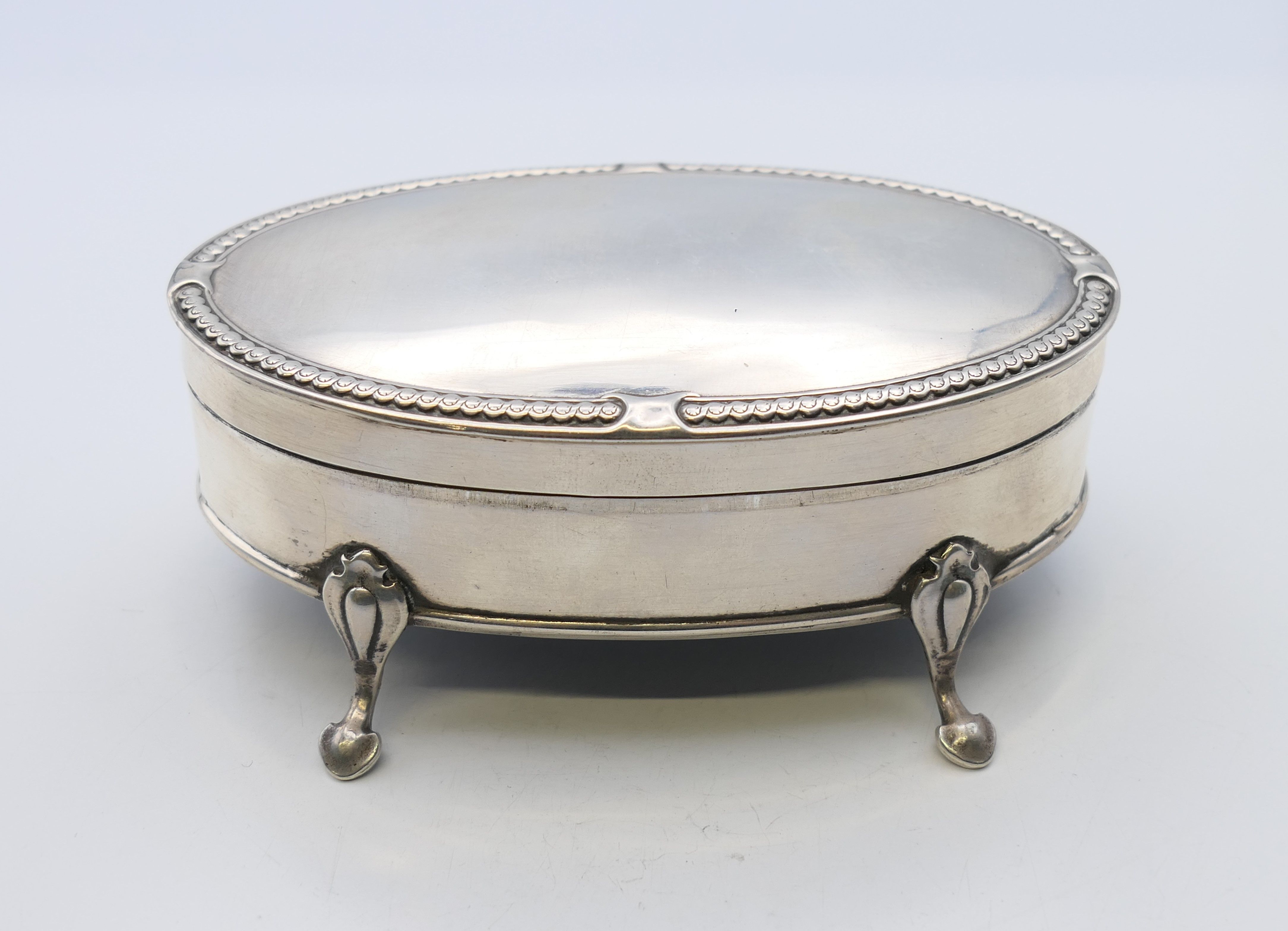 A silver trinket box, hallmarked for Birmingham 1917. 11 cm x 6.5 cm.