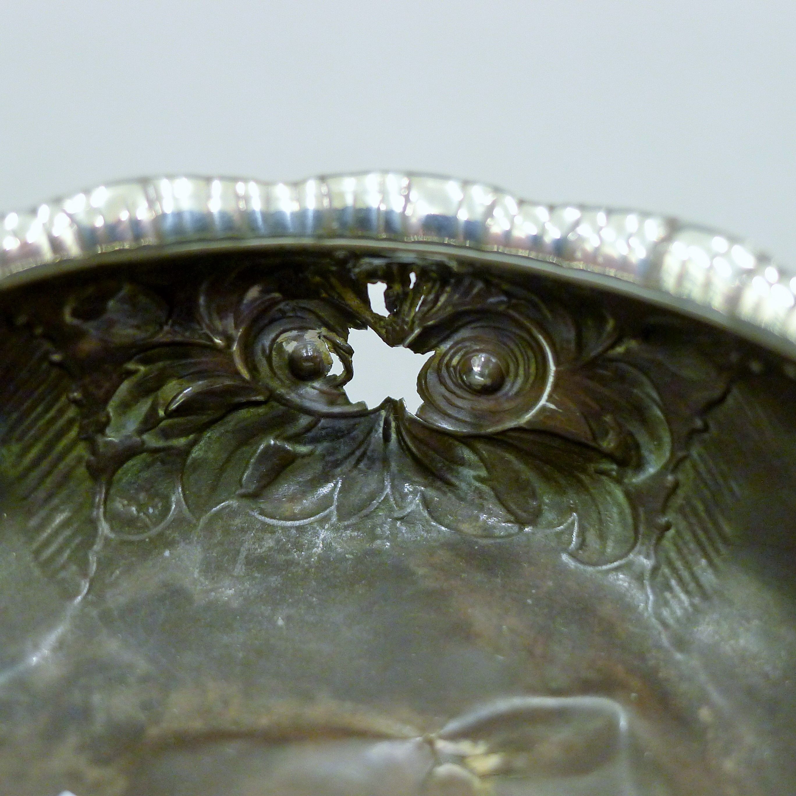 A pair of embossed Georgian silver salts. 7 cm diameter. 139.5 grammes. - Image 12 of 15