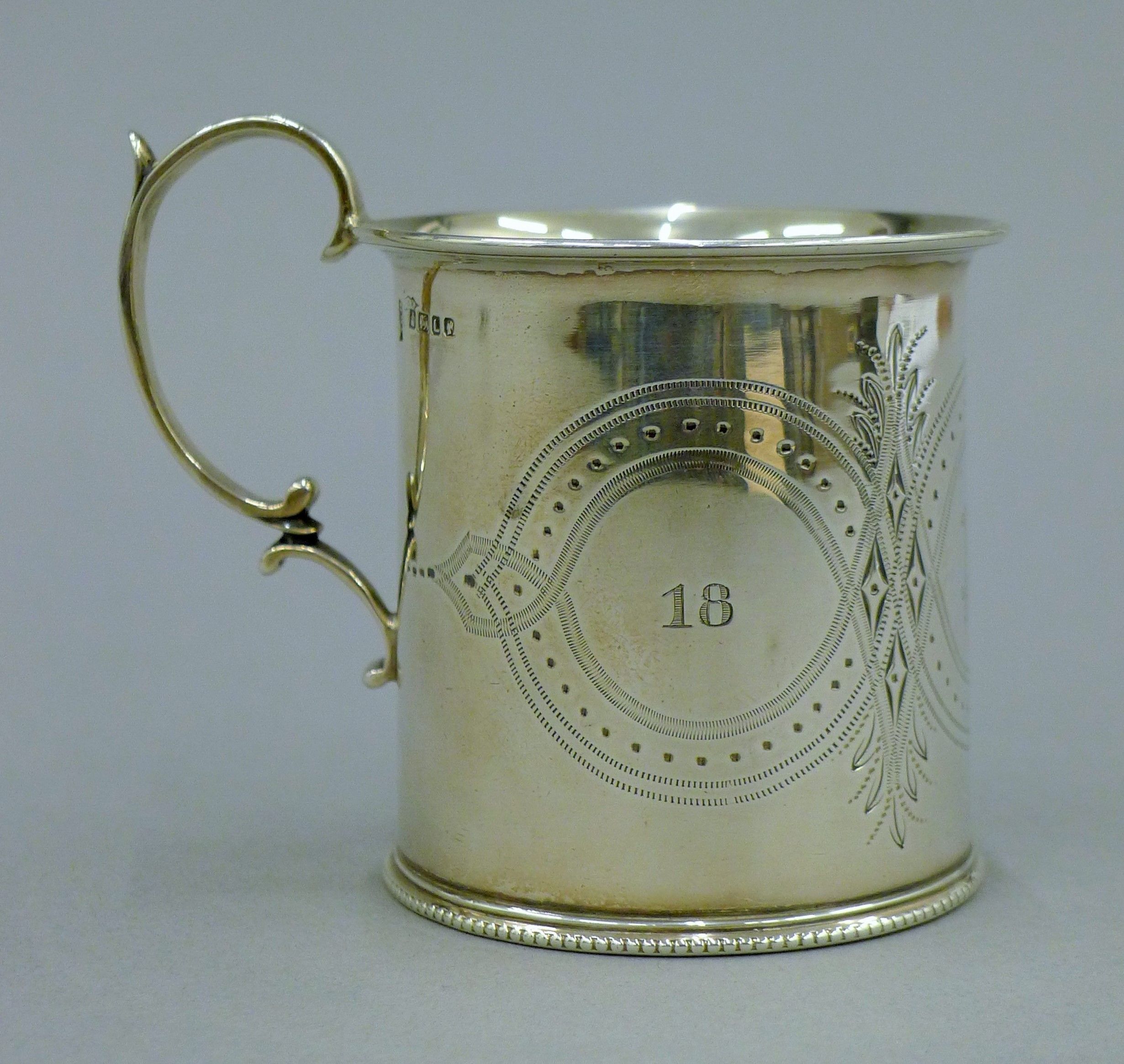 A Victorian silver Christening mug. 8.5 cm high. 126.7 grammes. - Image 3 of 7