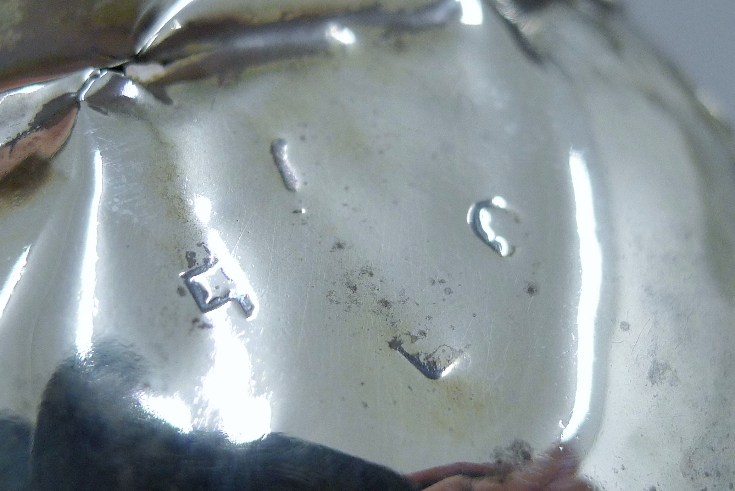 A pair of embossed Georgian silver salts. 7 cm diameter. 139.5 grammes. - Image 15 of 15