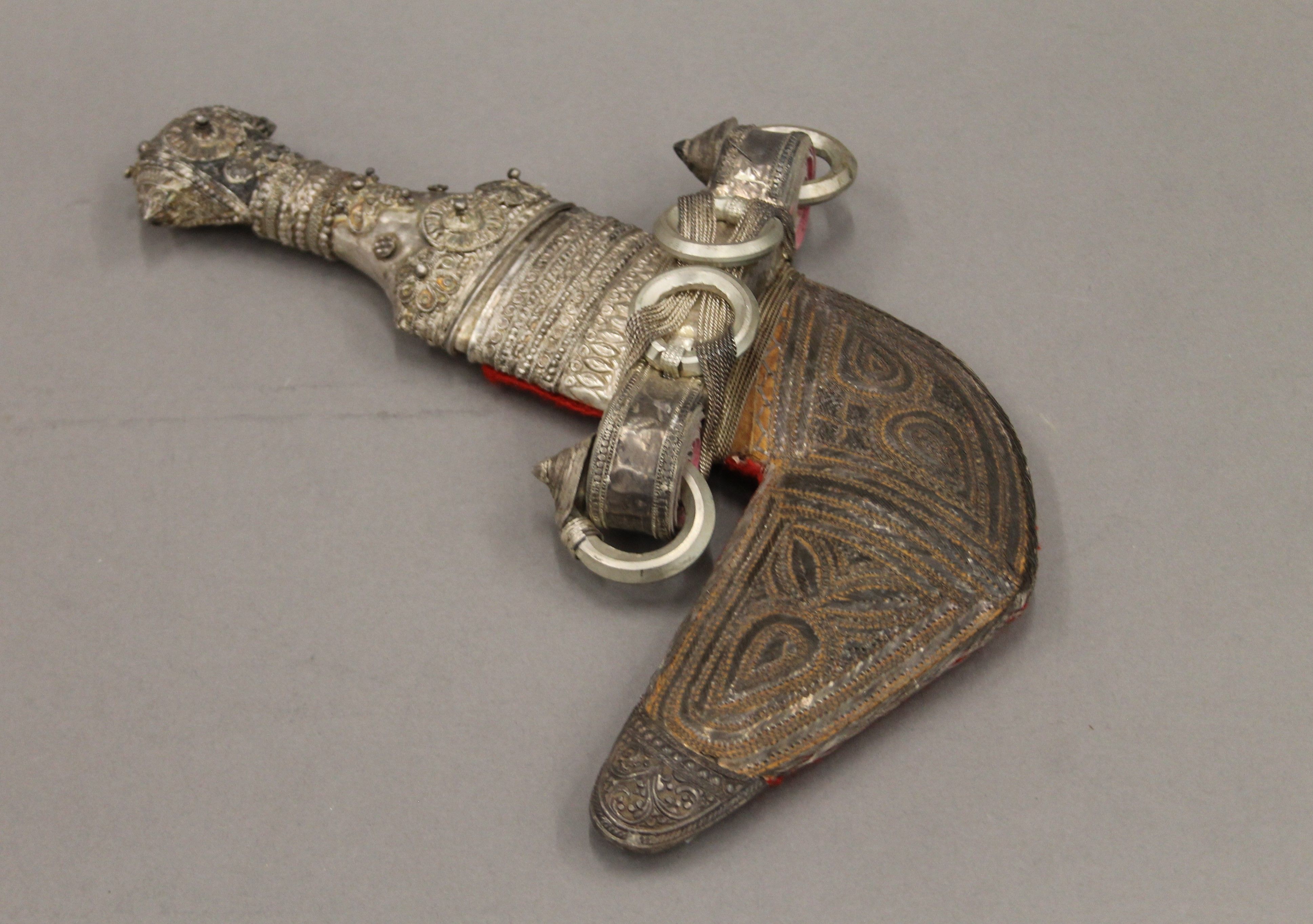 An unmarked white metal mounted jambiya. 29.5 cm long. - Image 3 of 7