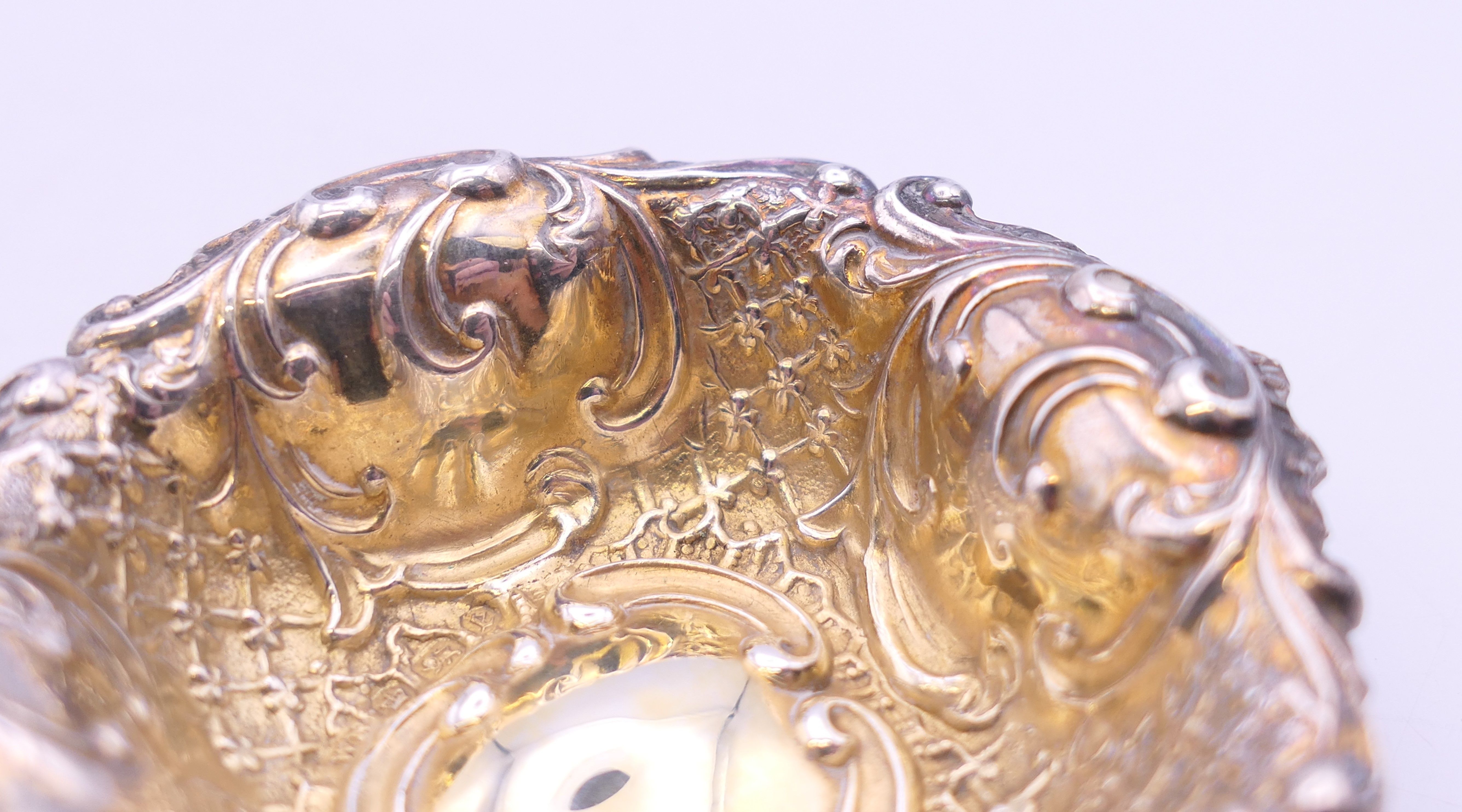 A pair of embossed silver gilt salts. 6 cm diameter. 25 grammes. - Image 4 of 6