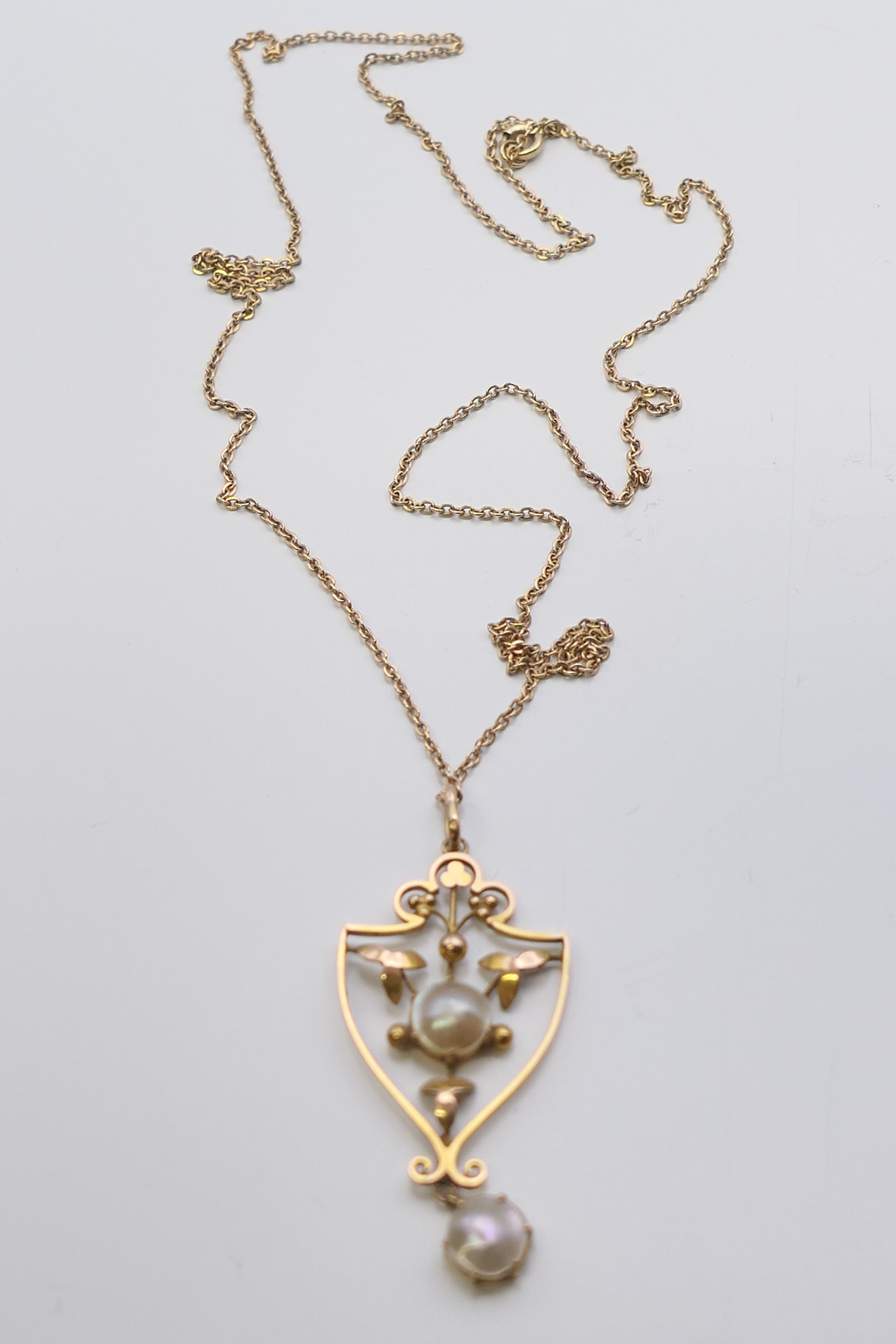 A 9 ct gold pearl pendant on an Edwardian 9 ct gold chain. The pendant 4 cm high. 4. - Image 2 of 7