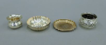 Four small silver items. The largest 4 cm high. 100 grammes.