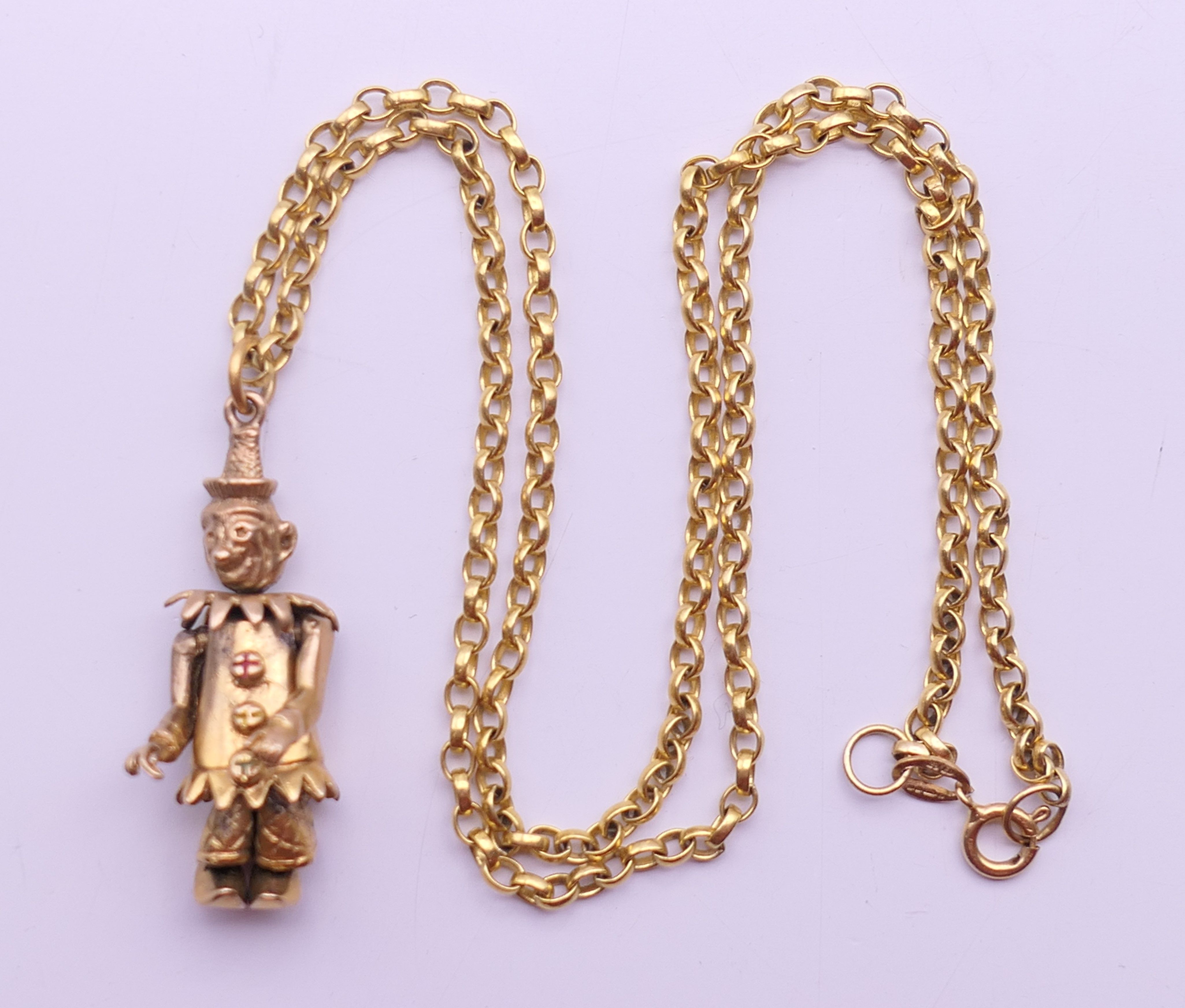 A 9 ct gold articulated clown form pendant on 9 ct gold chain. Clown 3 cm high, chain 40 cm long. - Image 3 of 6
