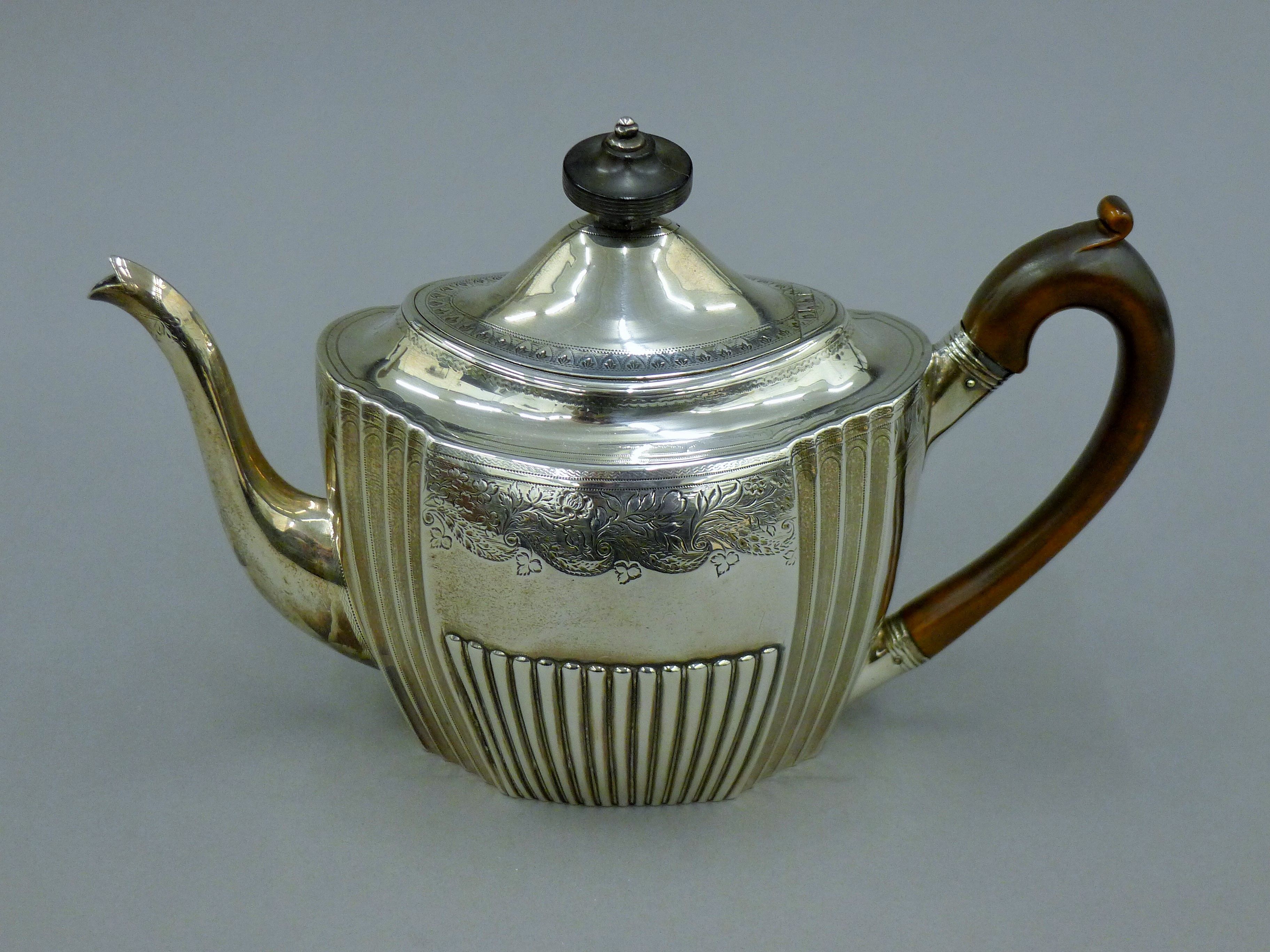 A Georgian silver teapot. 17 cm high. 471.4 grammes total weight.