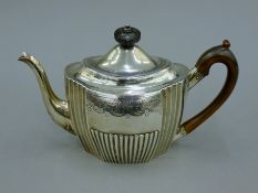 A Georgian silver teapot. 17 cm high. 471.4 grammes total weight.