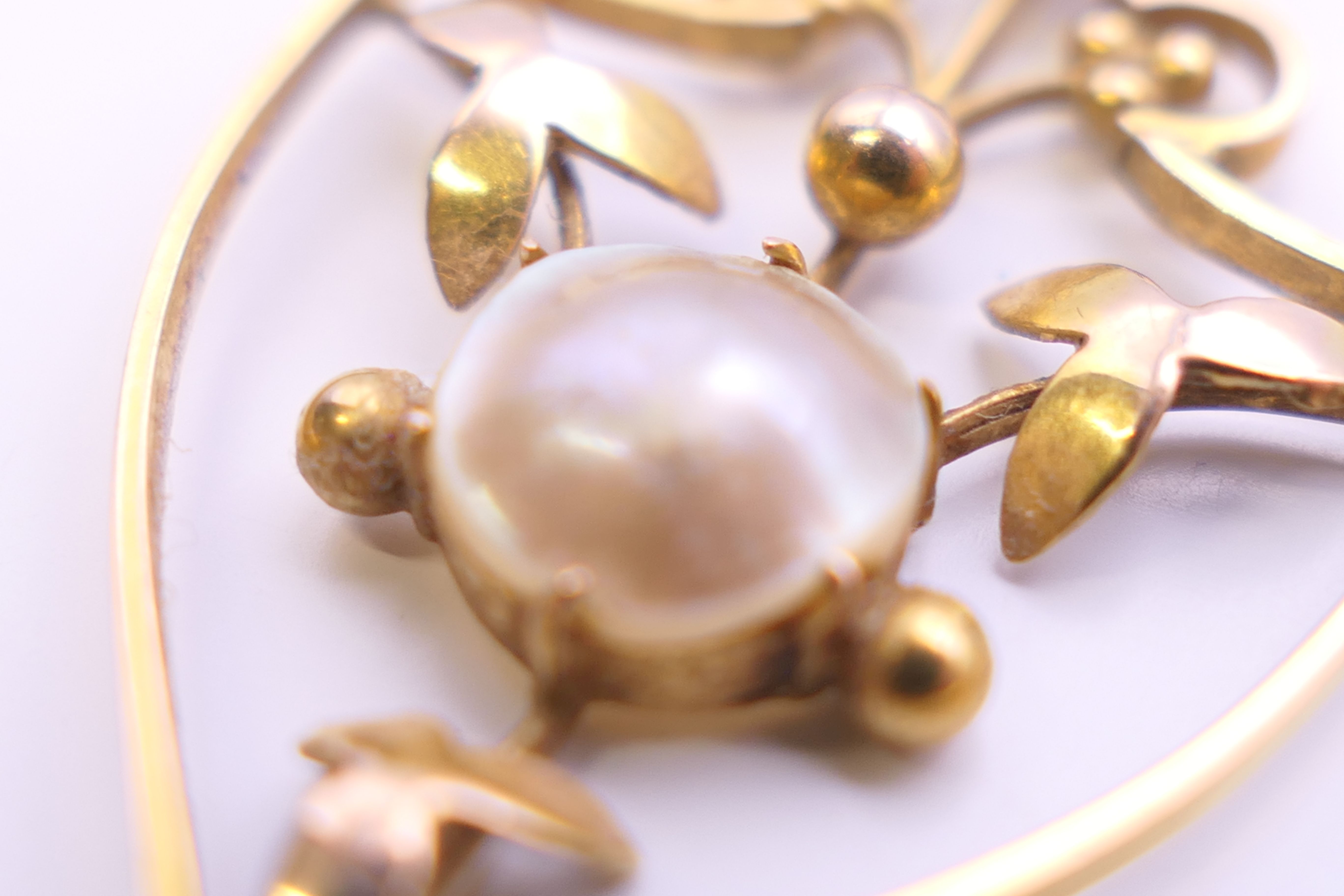 A 9 ct gold pearl pendant on an Edwardian 9 ct gold chain. The pendant 4 cm high. 4. - Image 6 of 7