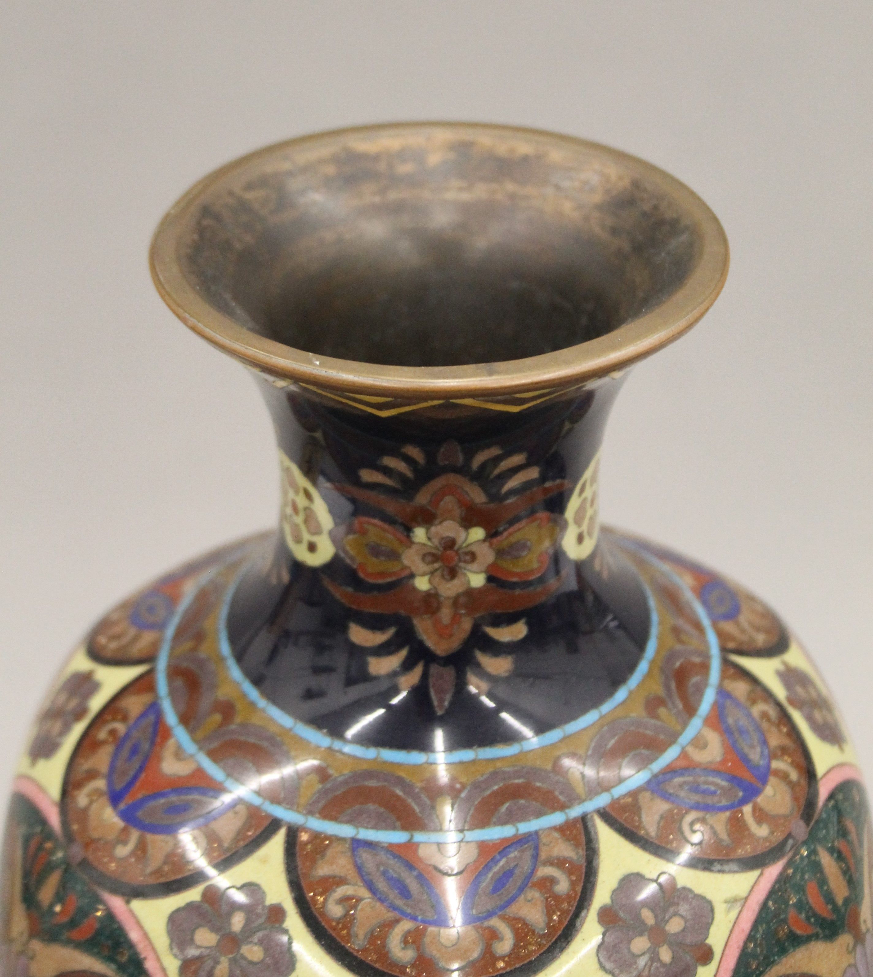 A large late 19th/early 20th century Japanese cloisonne vase decorated with floral sprays. - Image 4 of 11