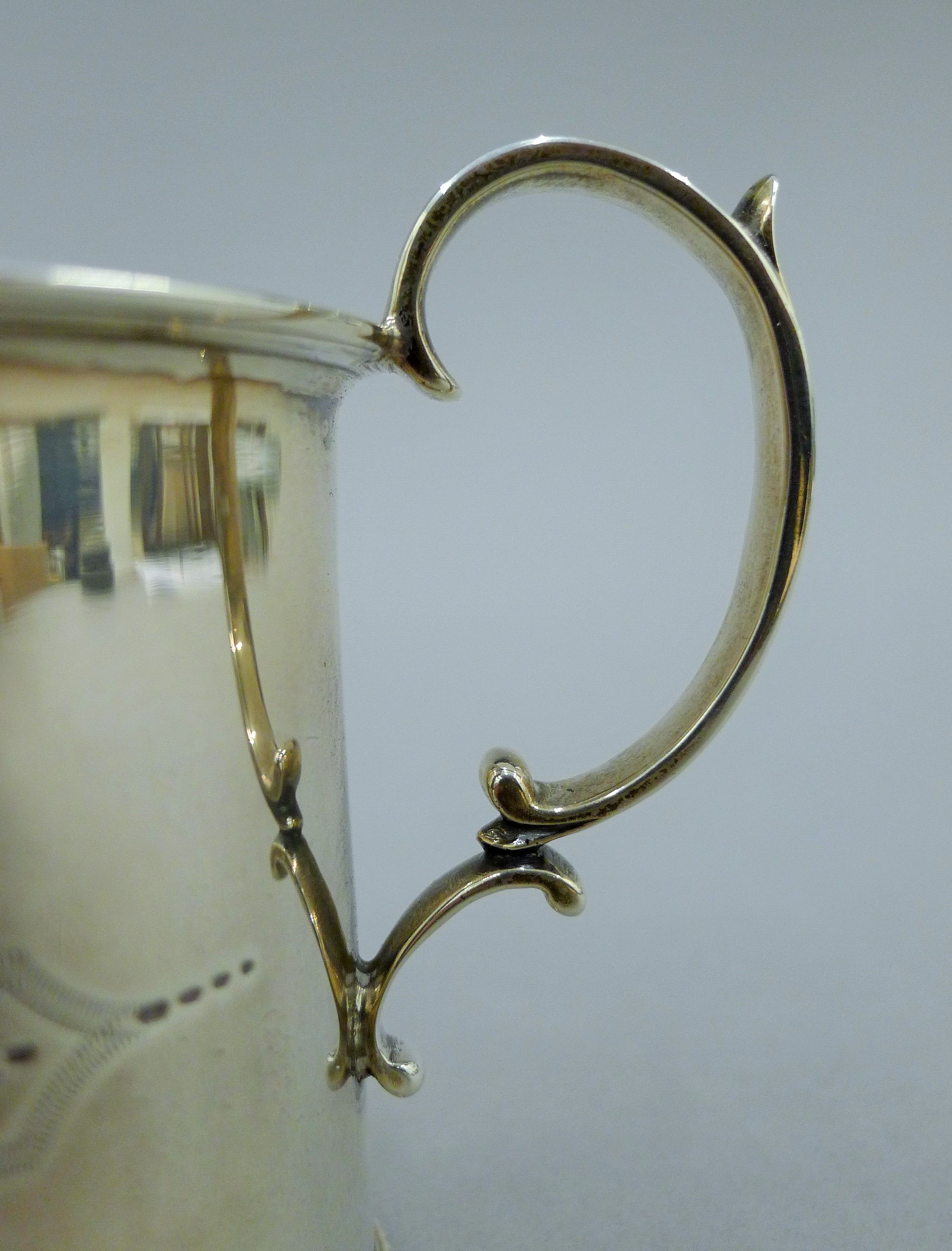 A Victorian silver Christening mug. 8.5 cm high. 126.7 grammes. - Image 5 of 7