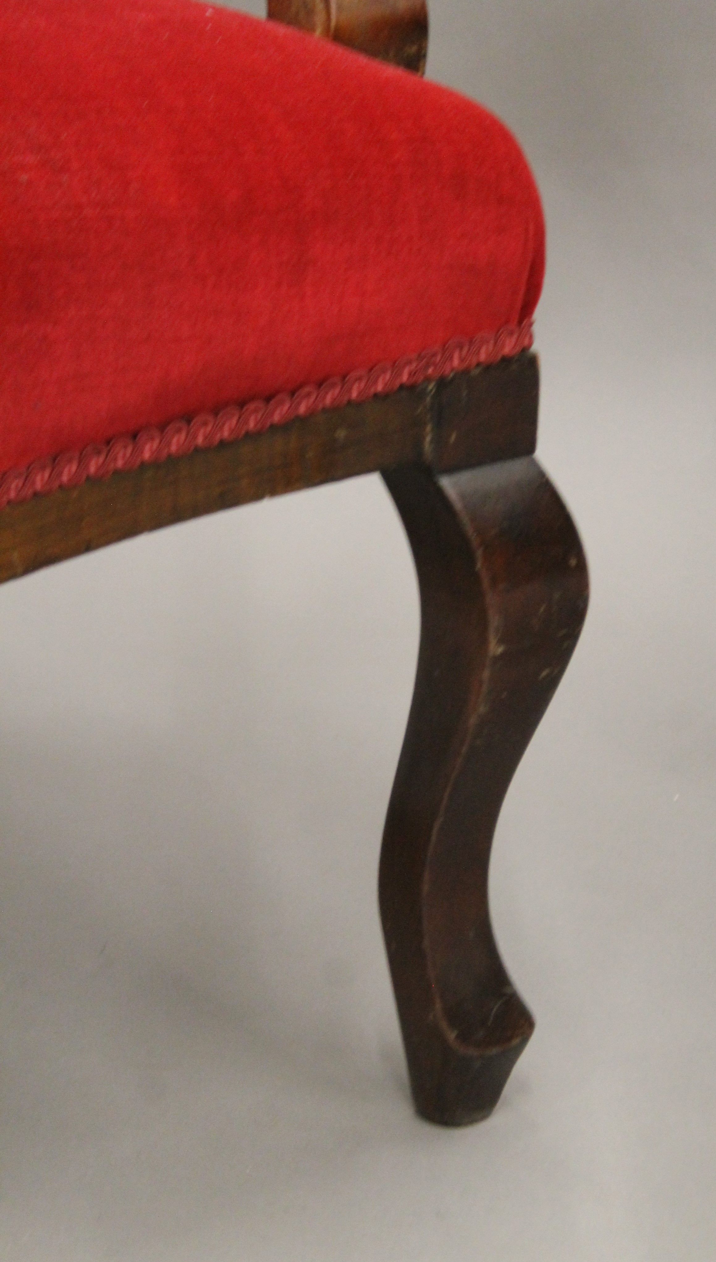 A pair of Edwardian upholstered mahogany salon open armchairs. The largest 66 cm wide. - Image 6 of 6
