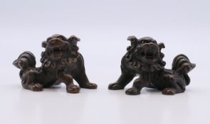 A pair of small bronze dogs-of-fo. 3.5 cm high.