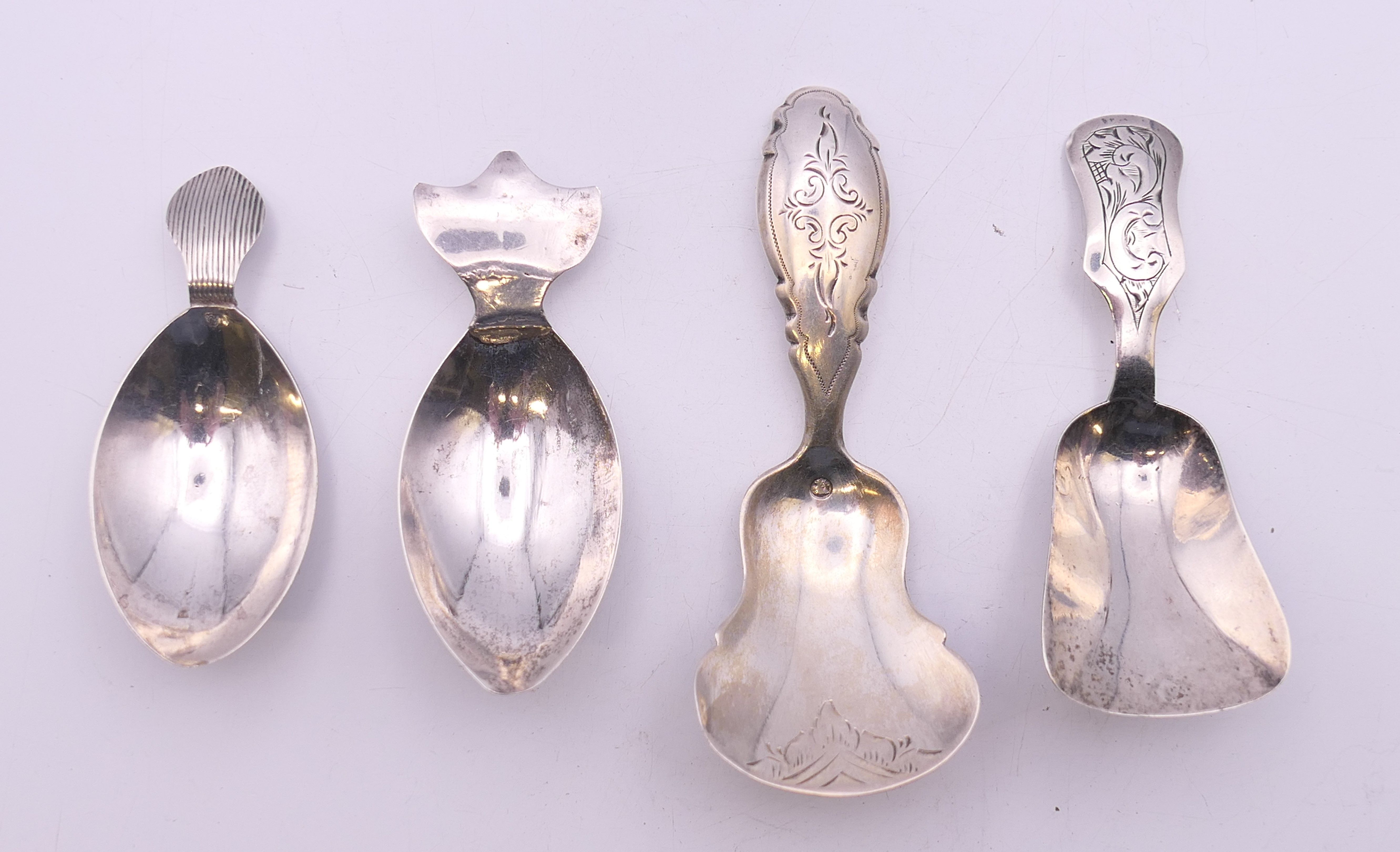 Seven Continental silver caddy spoons. The largest 12 cm long. 66.2 grammes. - Image 5 of 5